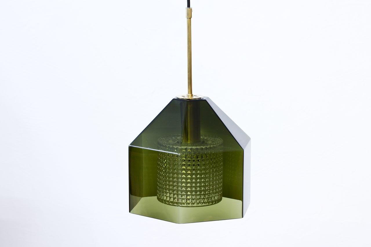 Scandinavo moderno Lampada a sospensione in vetro colorato verde e ottone di Carl Fagerlund per Orrefors, Svezia in vendita