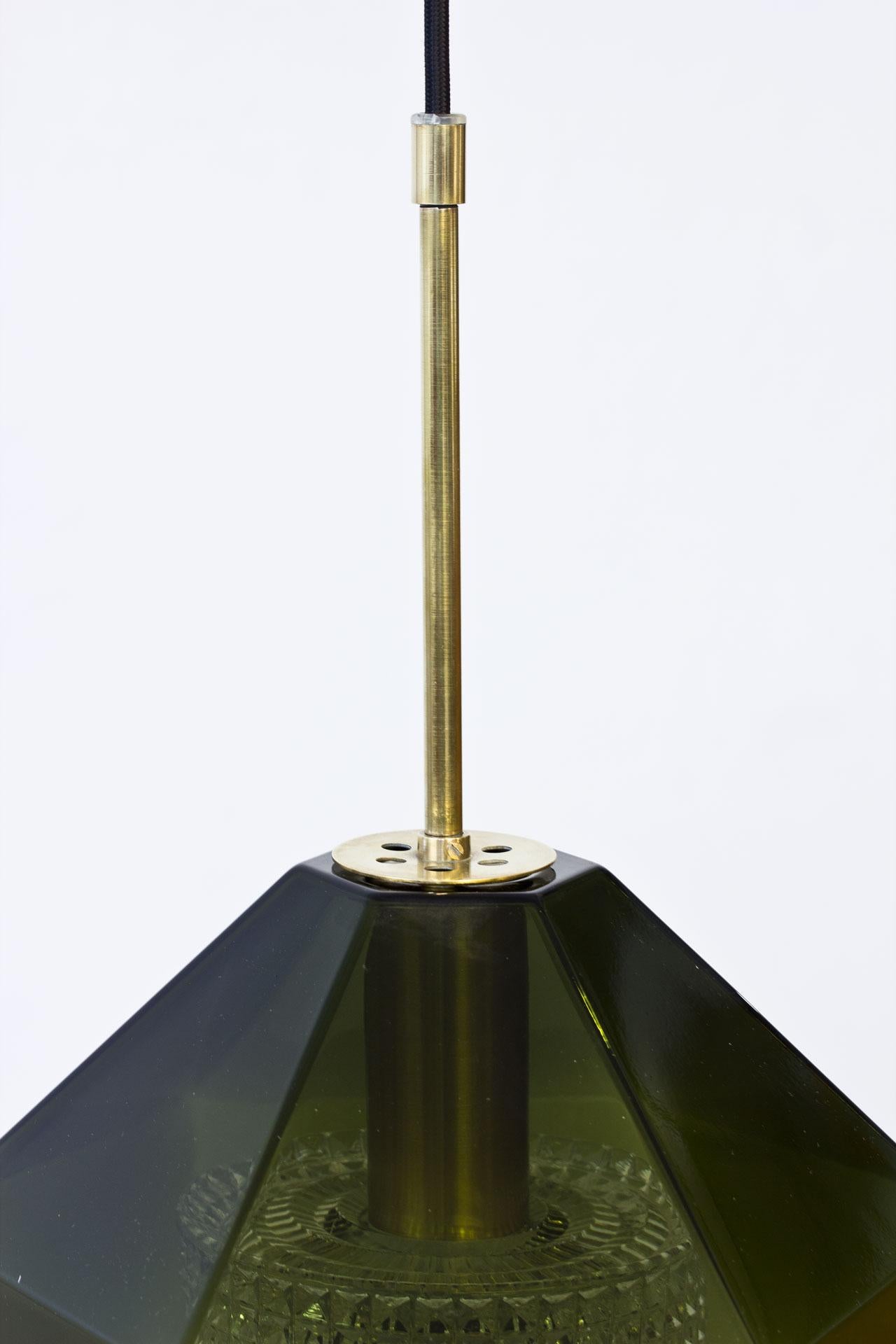 Metà XX secolo Lampada a sospensione in vetro colorato verde e ottone di Carl Fagerlund per Orrefors, Svezia in vendita
