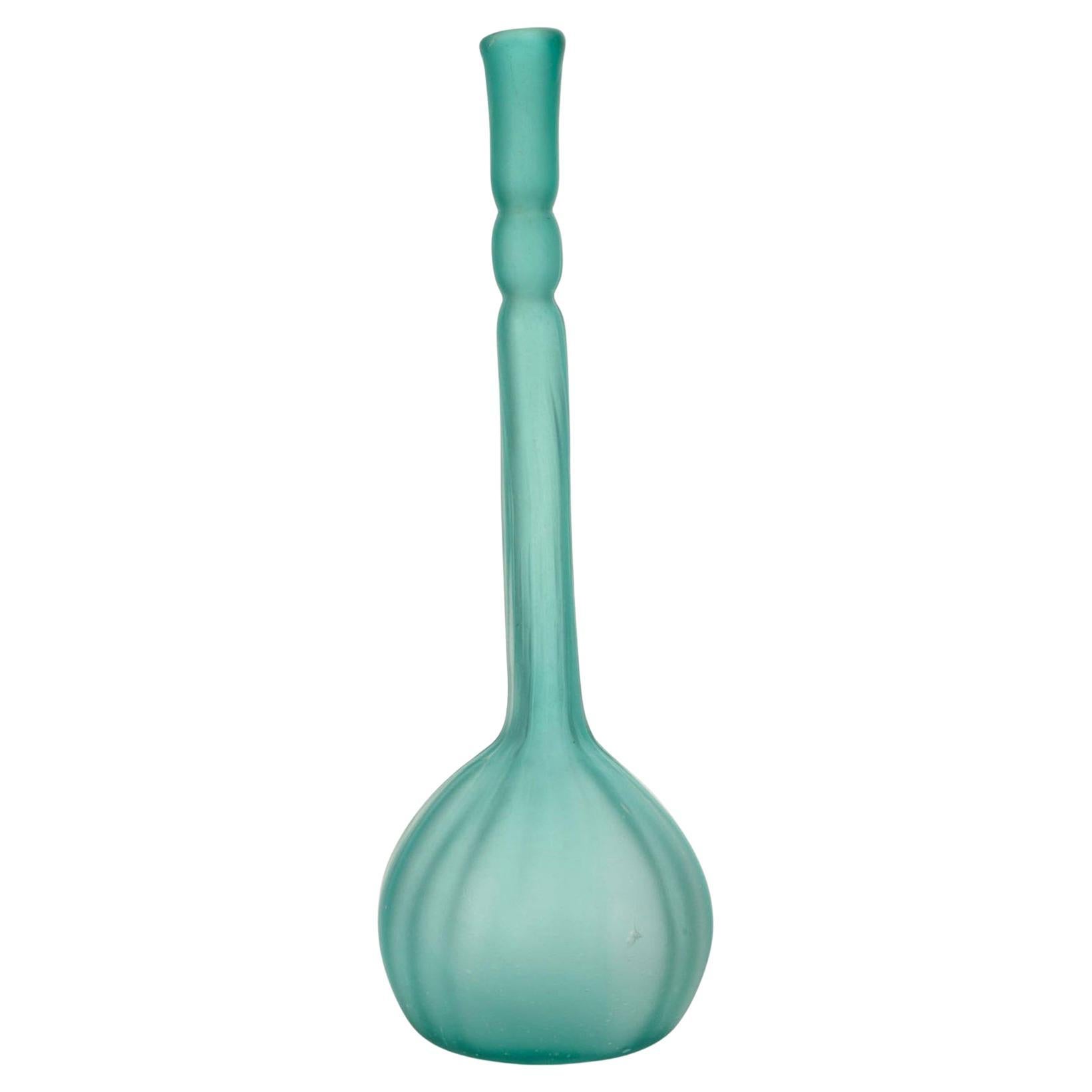 Vaso moderno in vetro soffiato smerigliato, sfumato di verde, con motivo a coste, USA
