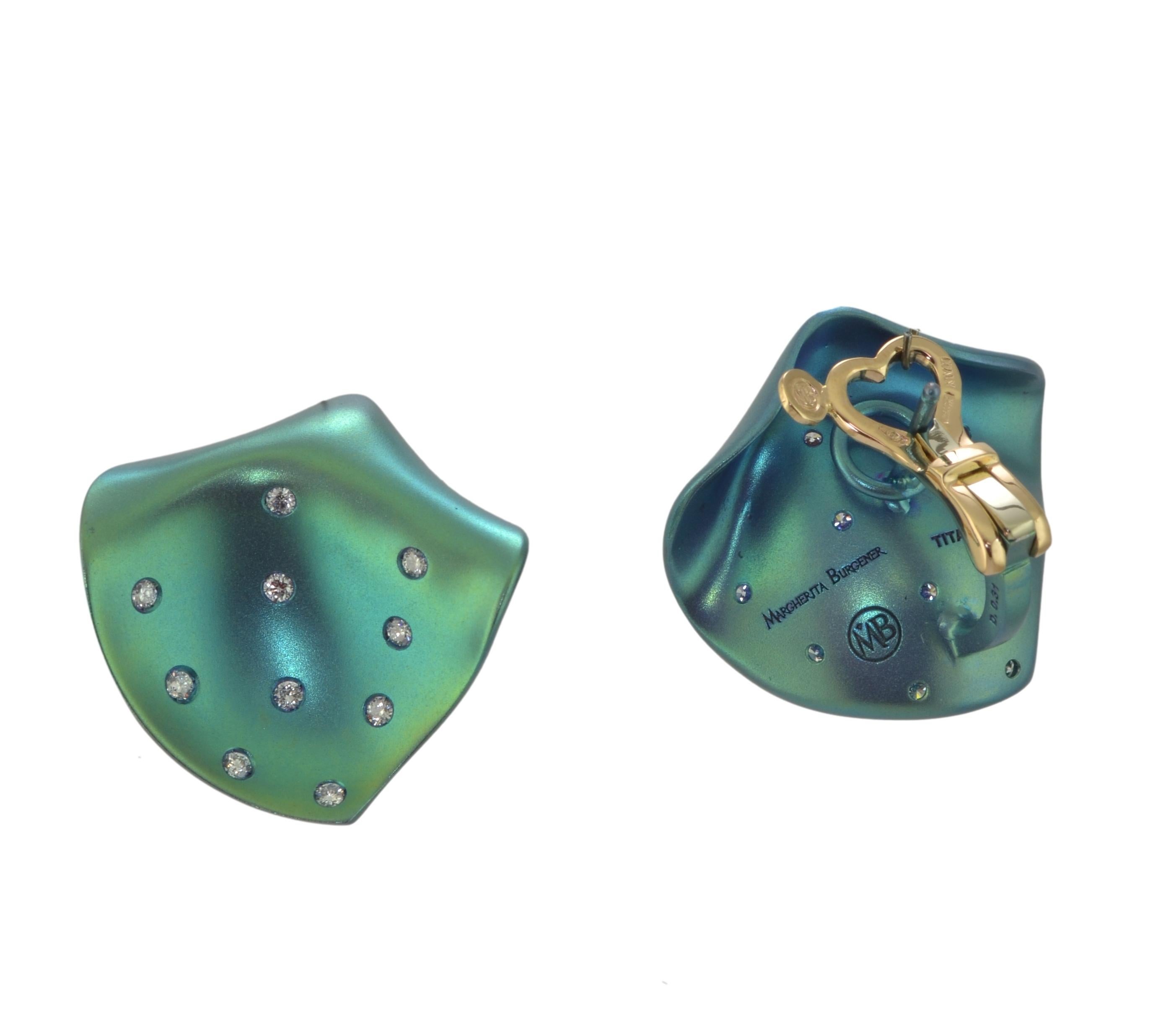 Extremely light, the Petal earrings are handcrafted in Margherita Burgener family workshop, based in Valenza, Italy.  Titanium is handworked and green color is obtained by oxydation. Color is stable.
Every day chic pair of earclips, they are very