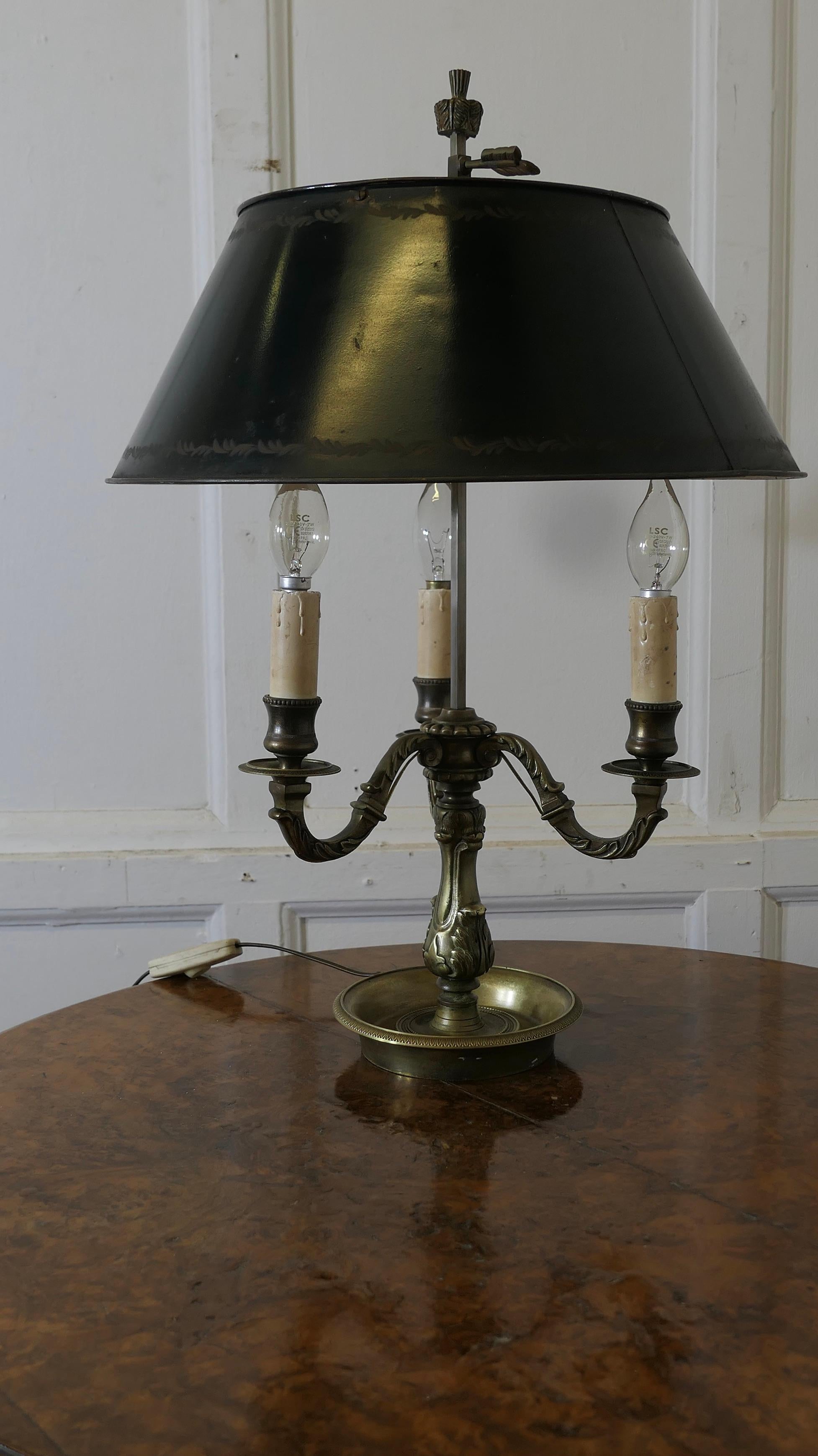 Lámpara de Sobremesa Triple Bouillotte de Toleware Verde y Latón, Francia en venta 2