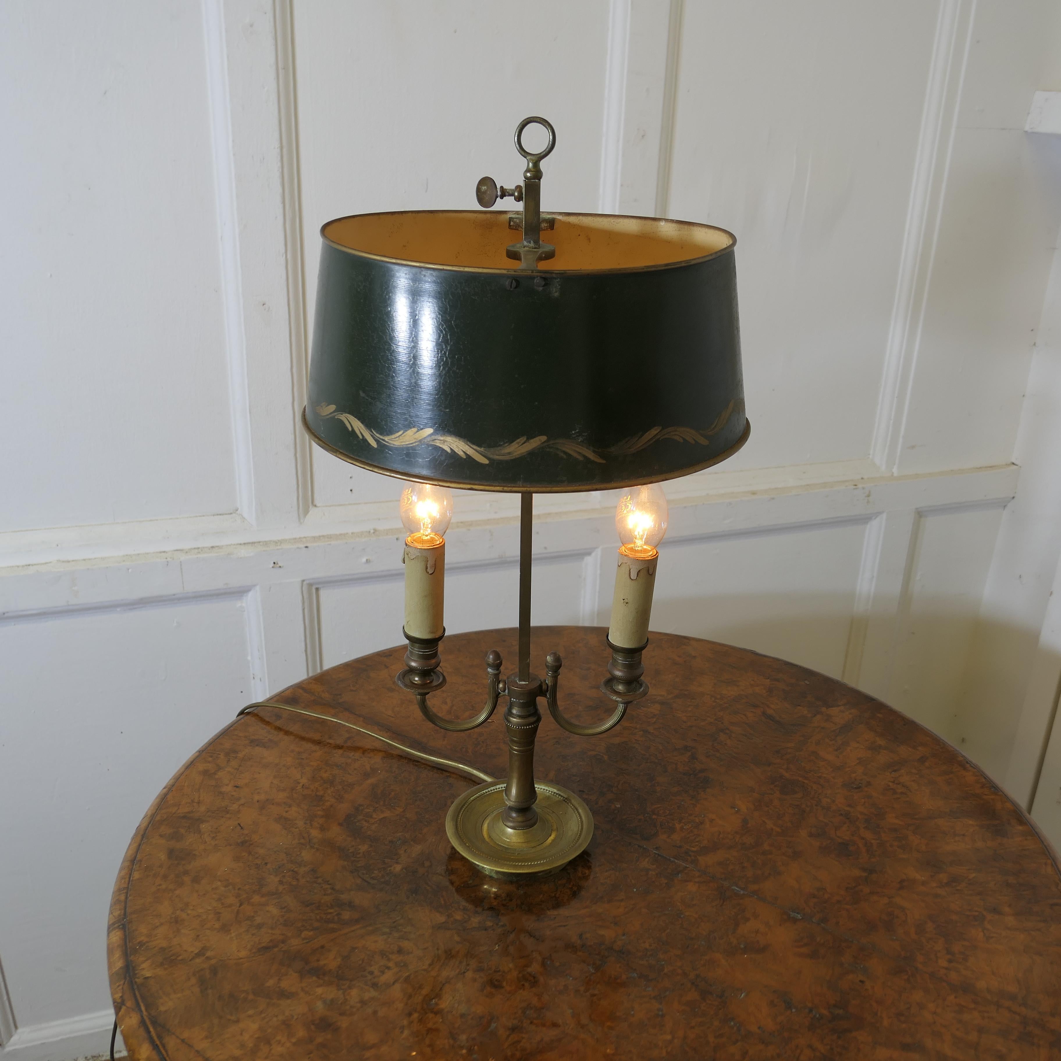Lámpara de escritorio Bouillotte doble de latón y toletería verde de Francia

Una pieza preciosa, una lámpara aplique doble de latón con su pantalla original ajustable de toleware 
A  Diseño muy tradicional con una columna central y una empuñadura