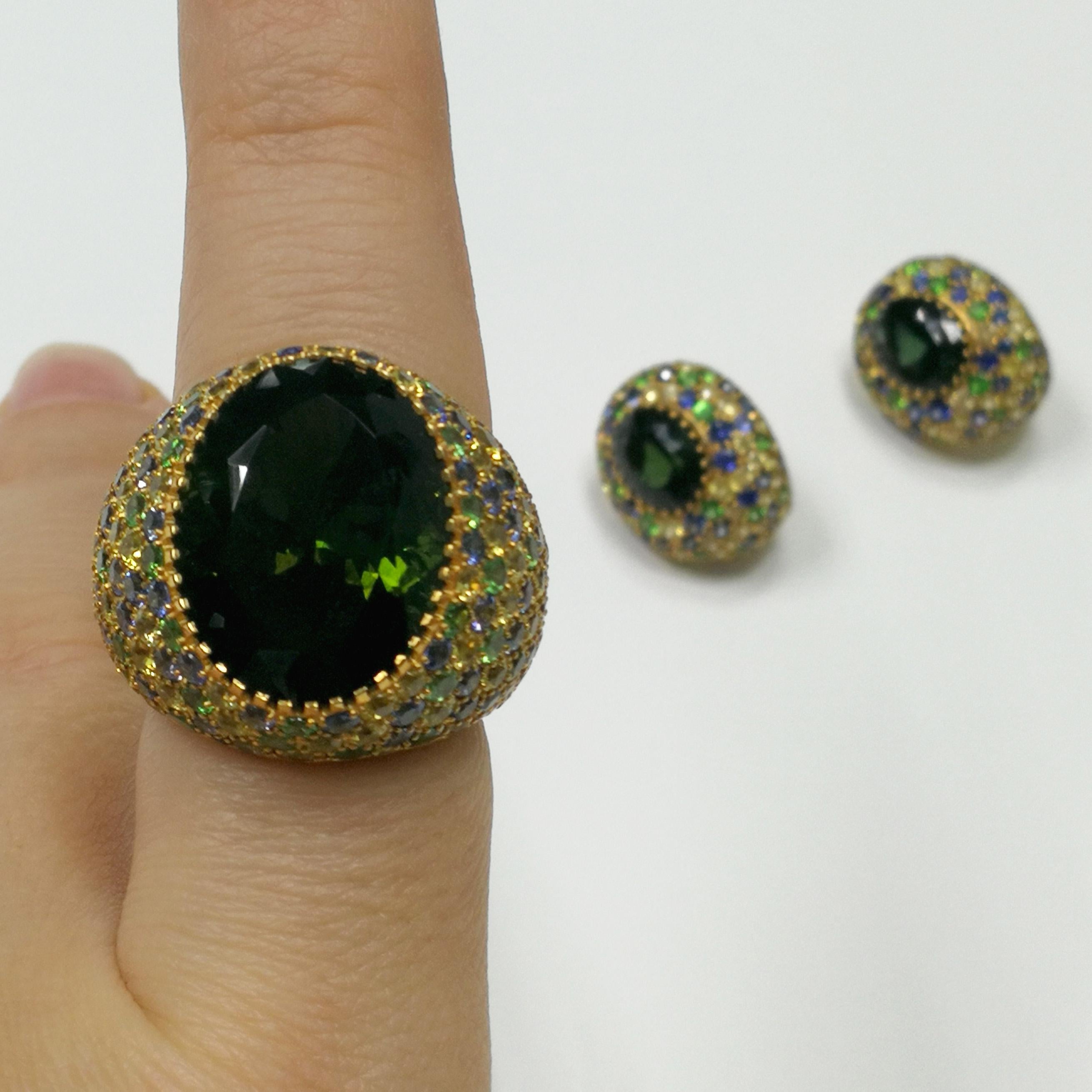 Green Tourmaline 11.94 Carat Sapphires 18 Karat Yellow Gold Riviera Ring For Sale 5