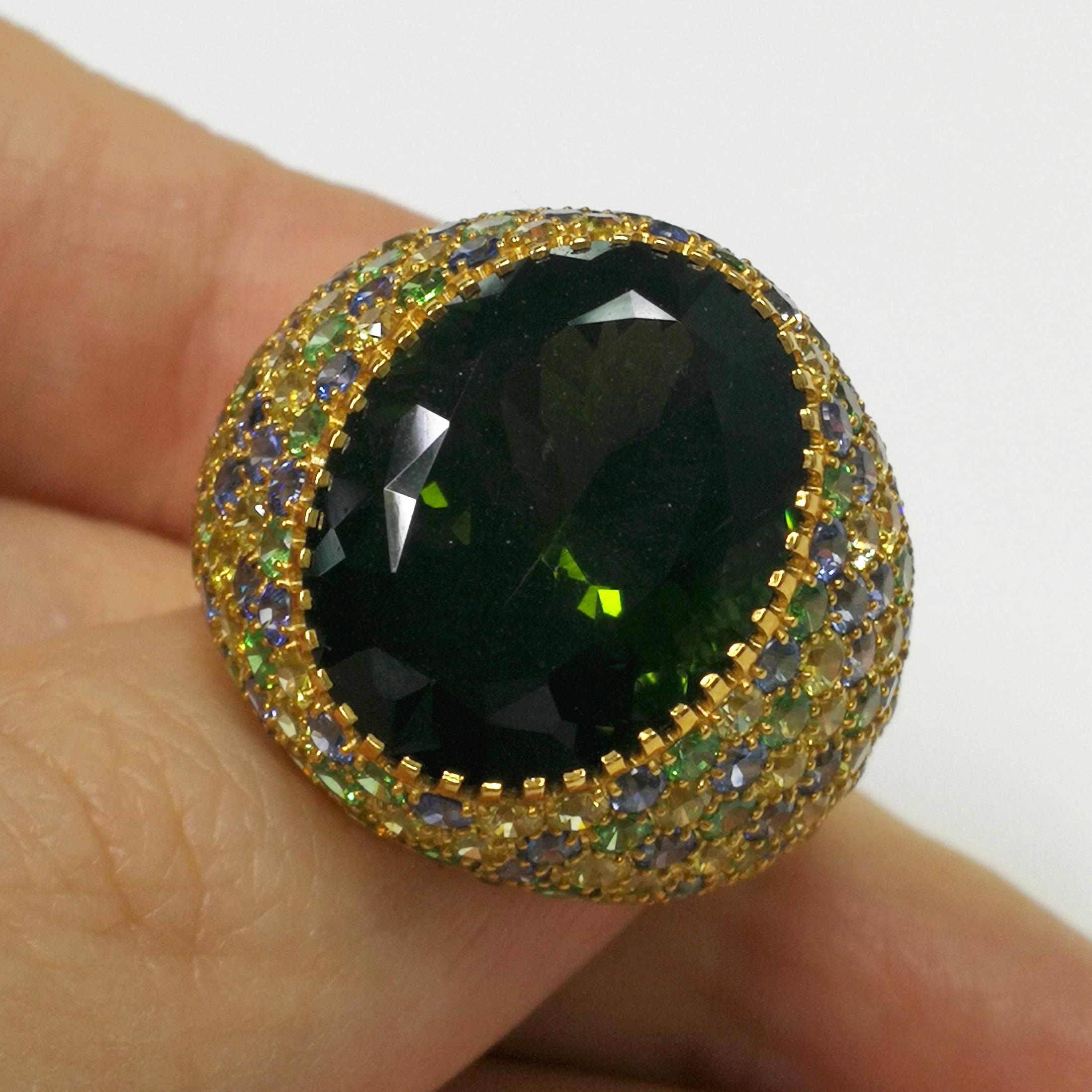 Contemporary Green Tourmaline 11.94 Carat Sapphires 18 Karat Yellow Gold Riviera Ring For Sale