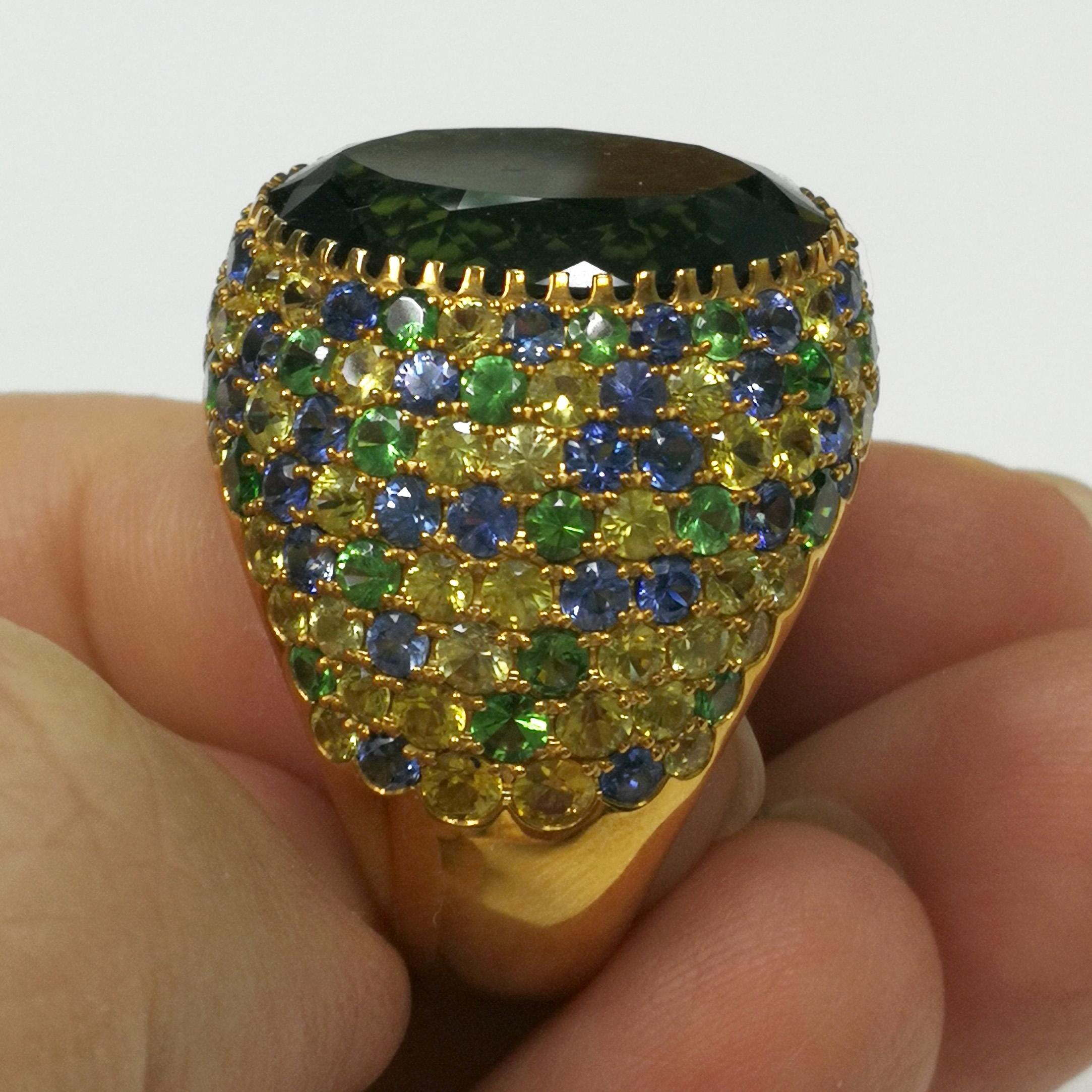 Riviera-Ring, grüner Turmalin 11,94 Karat Saphire 18 Karat Gelbgold im Zustand „Hervorragend“ im Angebot in Bangkok, TH