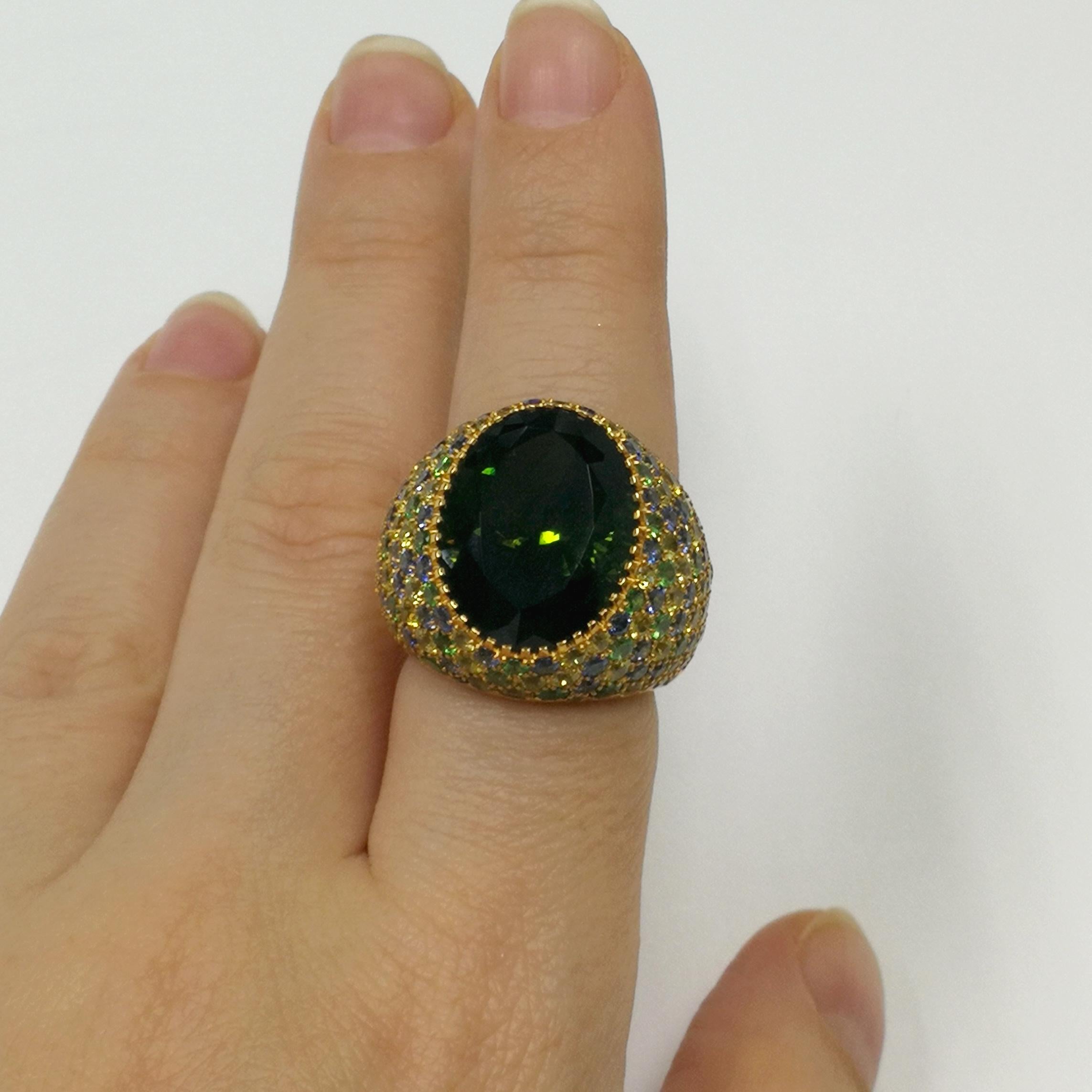 Green Tourmaline 11.94 Carat Sapphires 18 Karat Yellow Gold Riviera Ring For Sale 2
