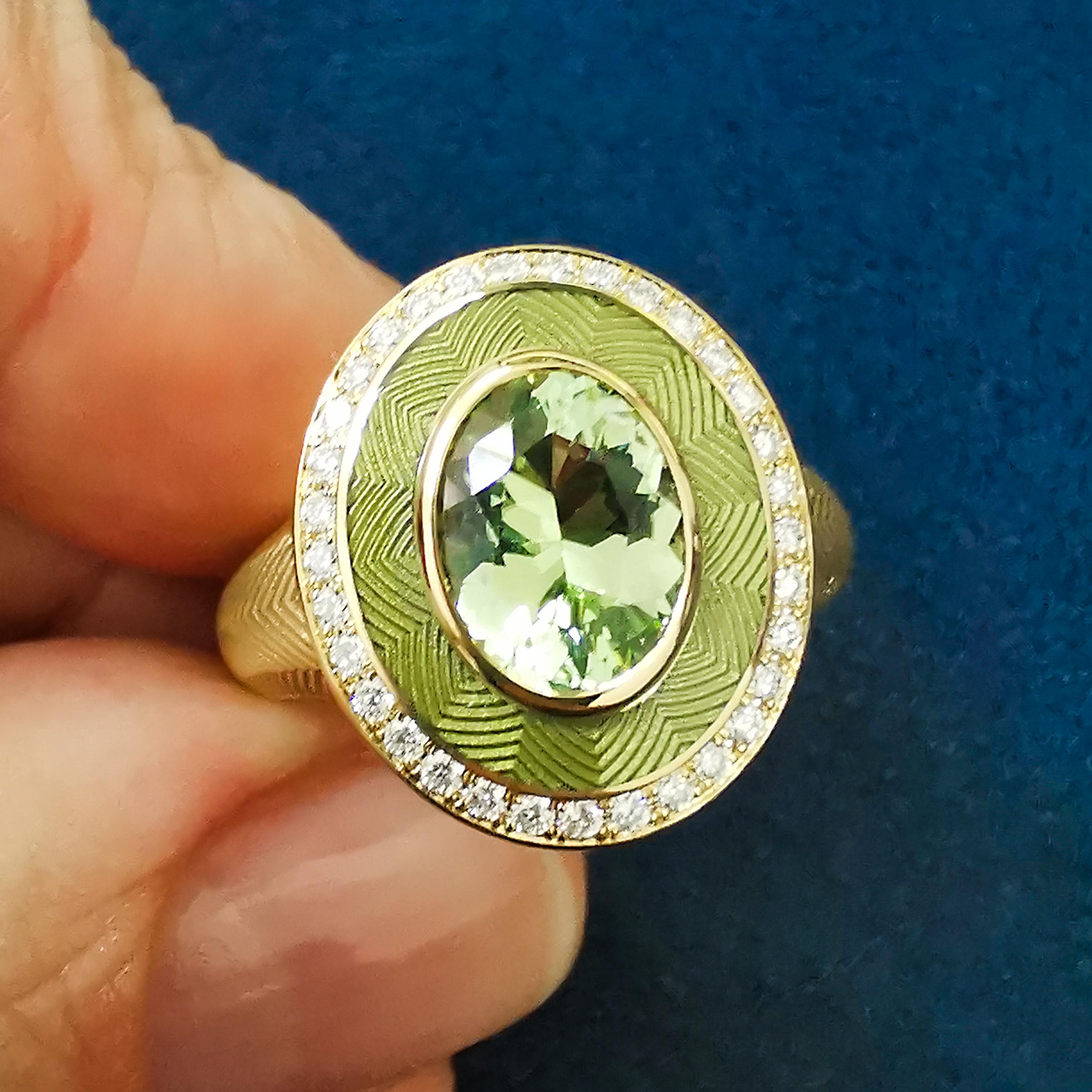 Grüner Turmalin 1,40 Karat Diamanten Emaille 18 Karat Gelbgold Tweed-Ring

Vielleicht ist dies der hellste und beliebteste Vertreter der Pret-a-Porter Collection. Die Textur von Tweed erinnert an den bekannten Stoff, aber vor allem an die alte