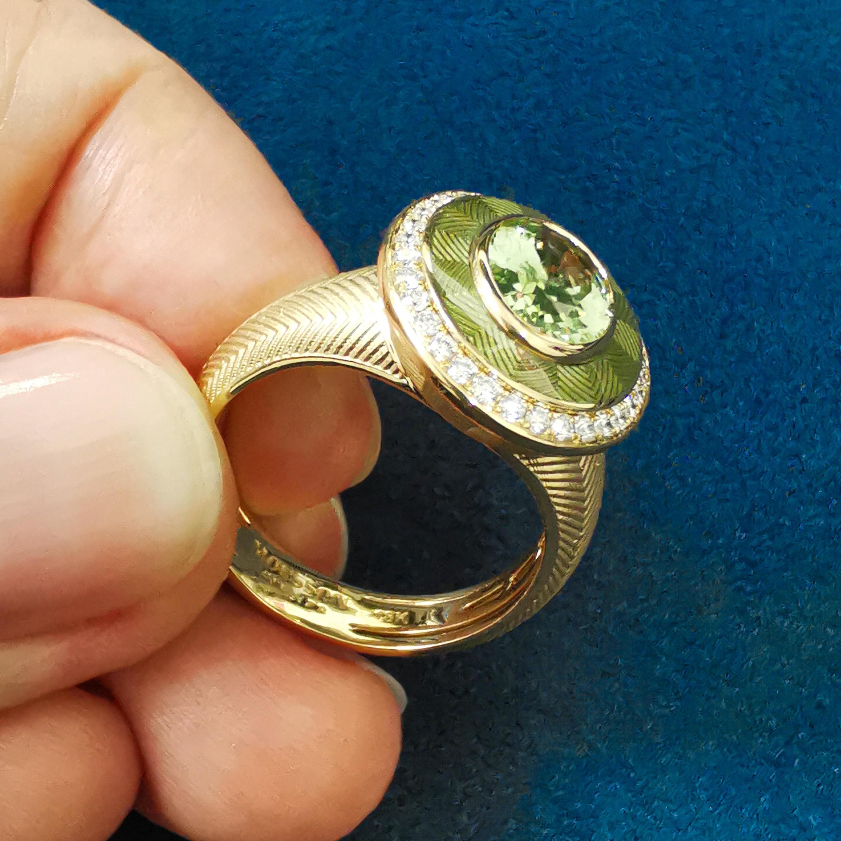 Grüner Turmalin 1,40 Karat Diamanten Emaille 18 Karat Gelbgold Tweed-Ring (Ovalschliff) im Angebot