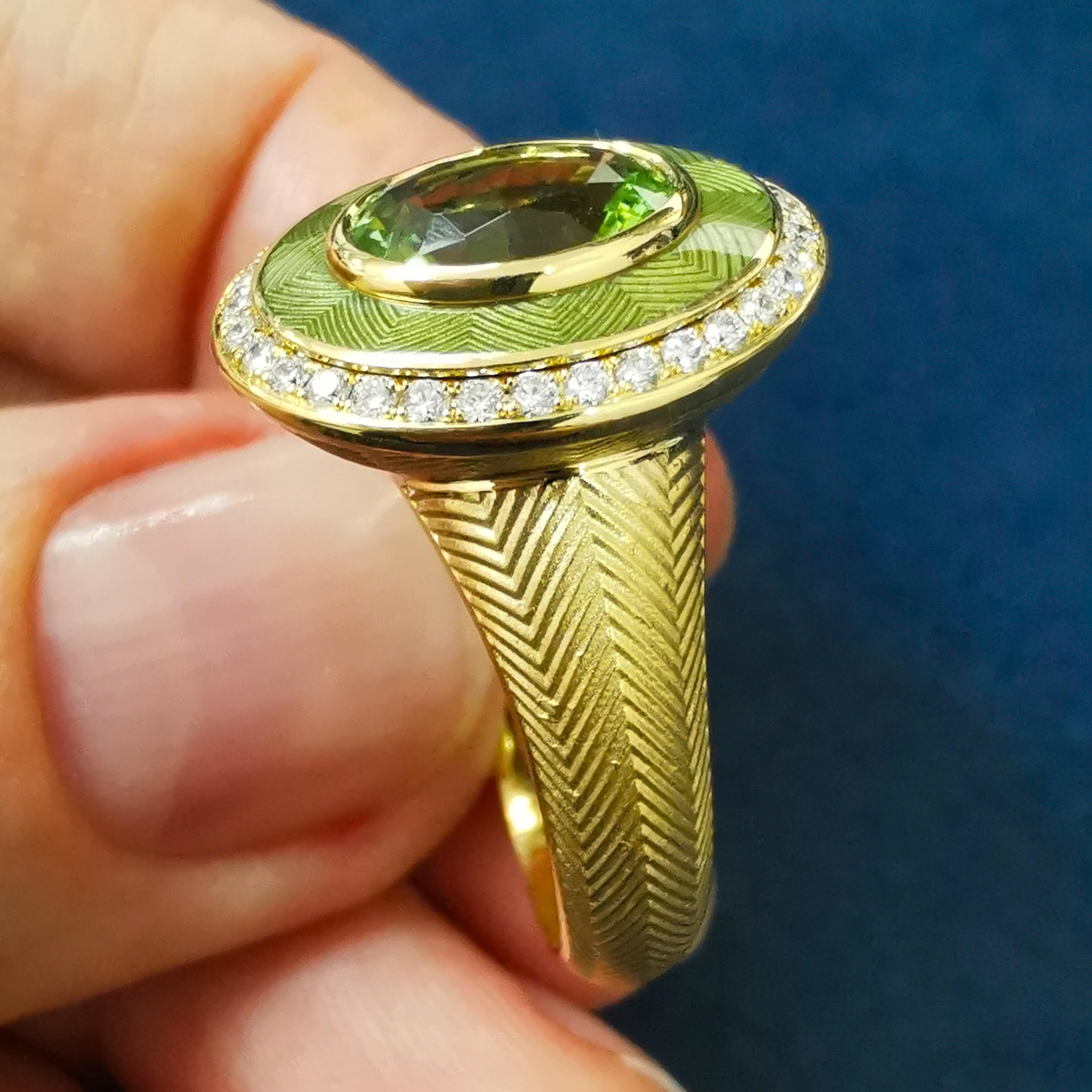 Green Tourmaline 1.40 Carat Diamonds Enamel 18 Karat Yellow Gold Tweed Ring For Sale 1