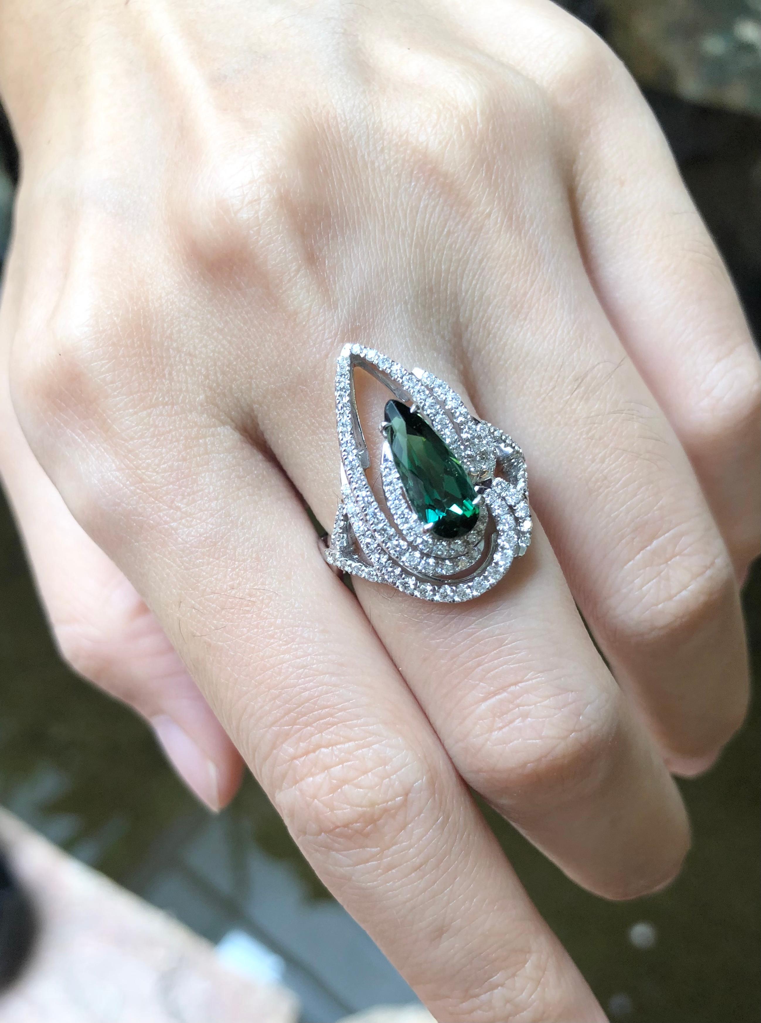 Green Tourmaline 1.45 Carat with Diamond 0.62 Ct Ring in 18k White Gold Settings In New Condition For Sale In Bangkok, TH