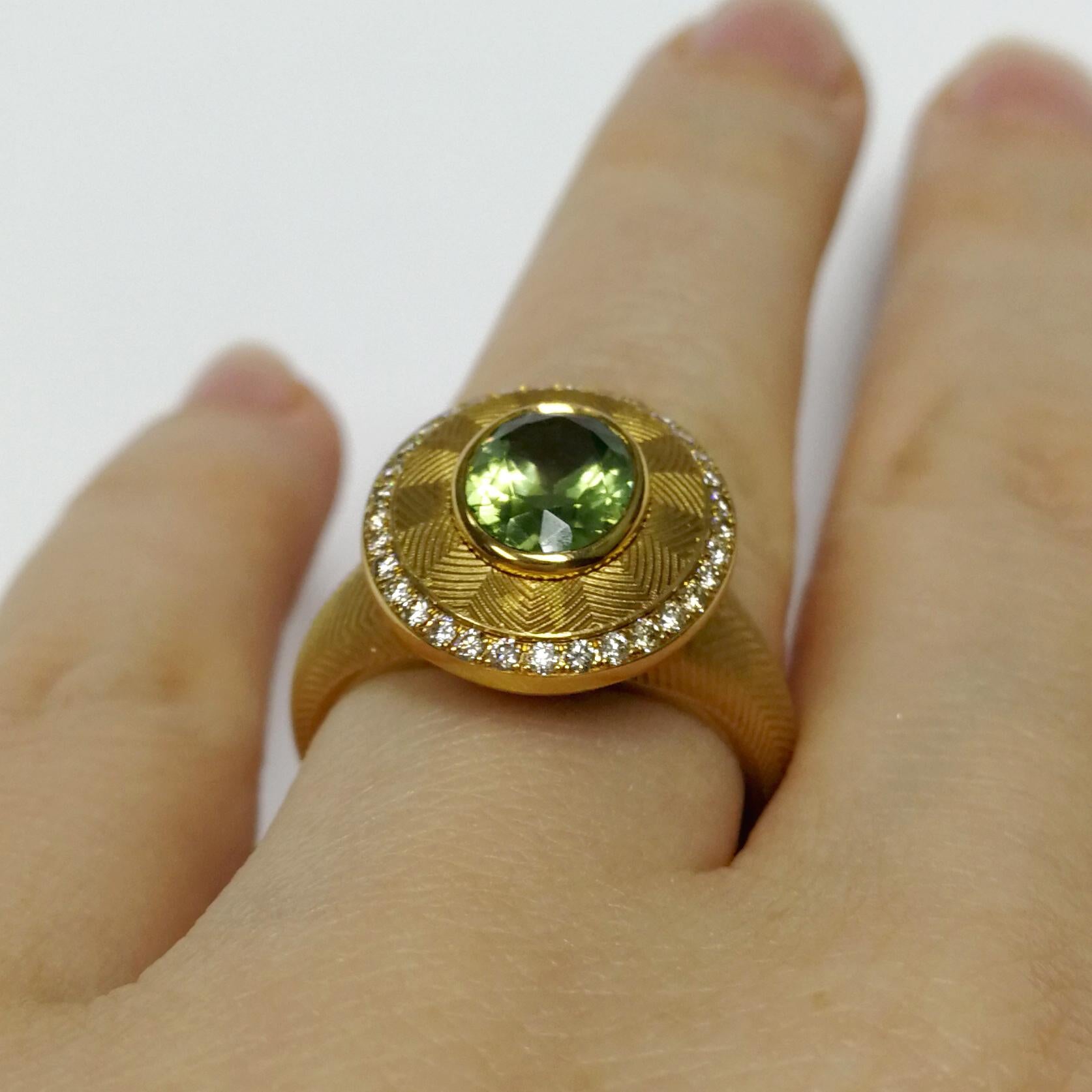 Green Tourmaline 1.70 Carat Champagne Diamonds 18 Karat Yellow Gold Tweed Ring In New Condition For Sale In Bangkok, TH