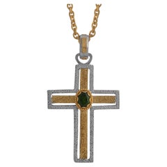 Pendentif en forme de croix en or 18k et argent avec tourmaline verte