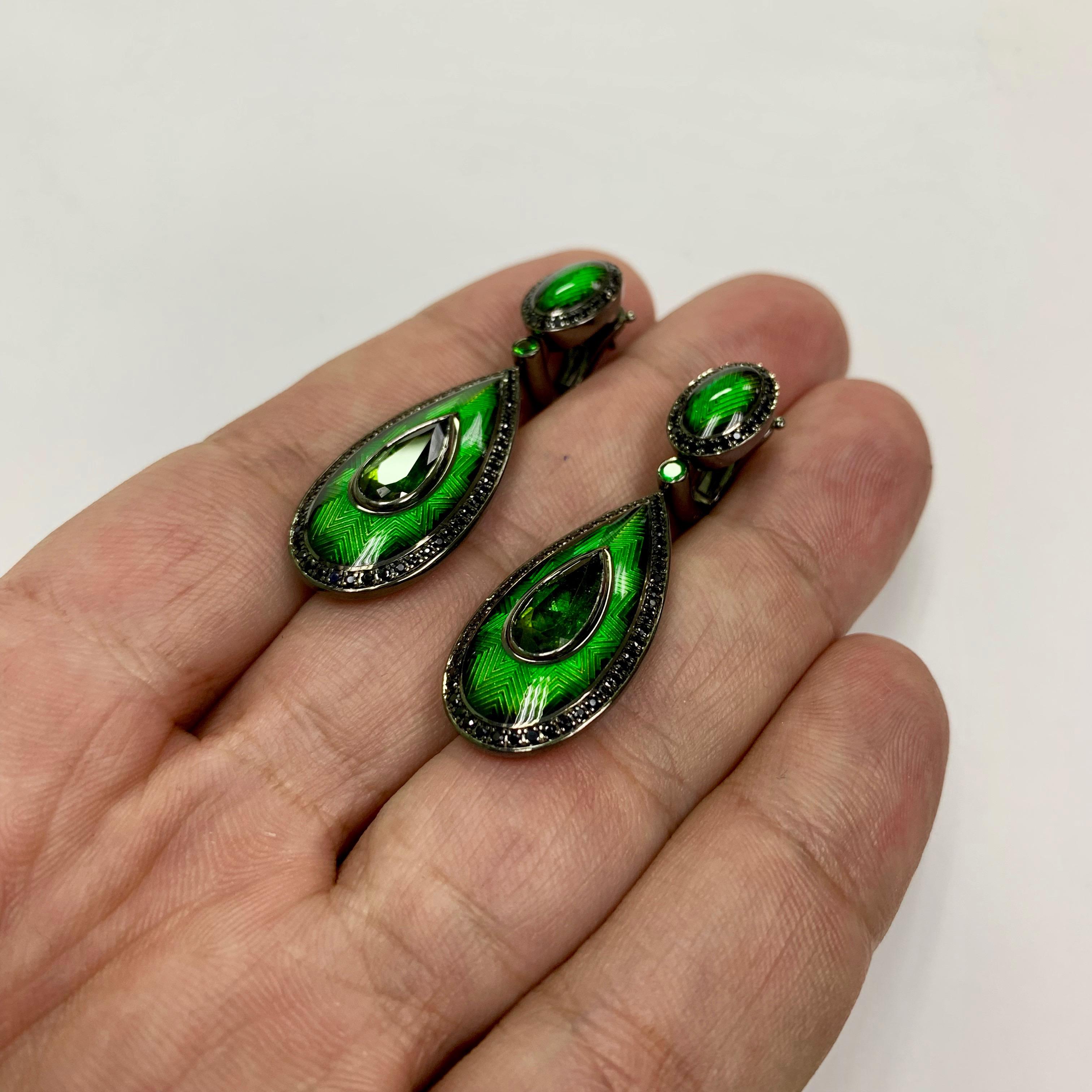 Grüner grüner Turmalin 3,64 Karat Schwarzer Saphir 18 Karat Schwarzgold Emaille-Ohrringe (Ovalschliff) im Angebot