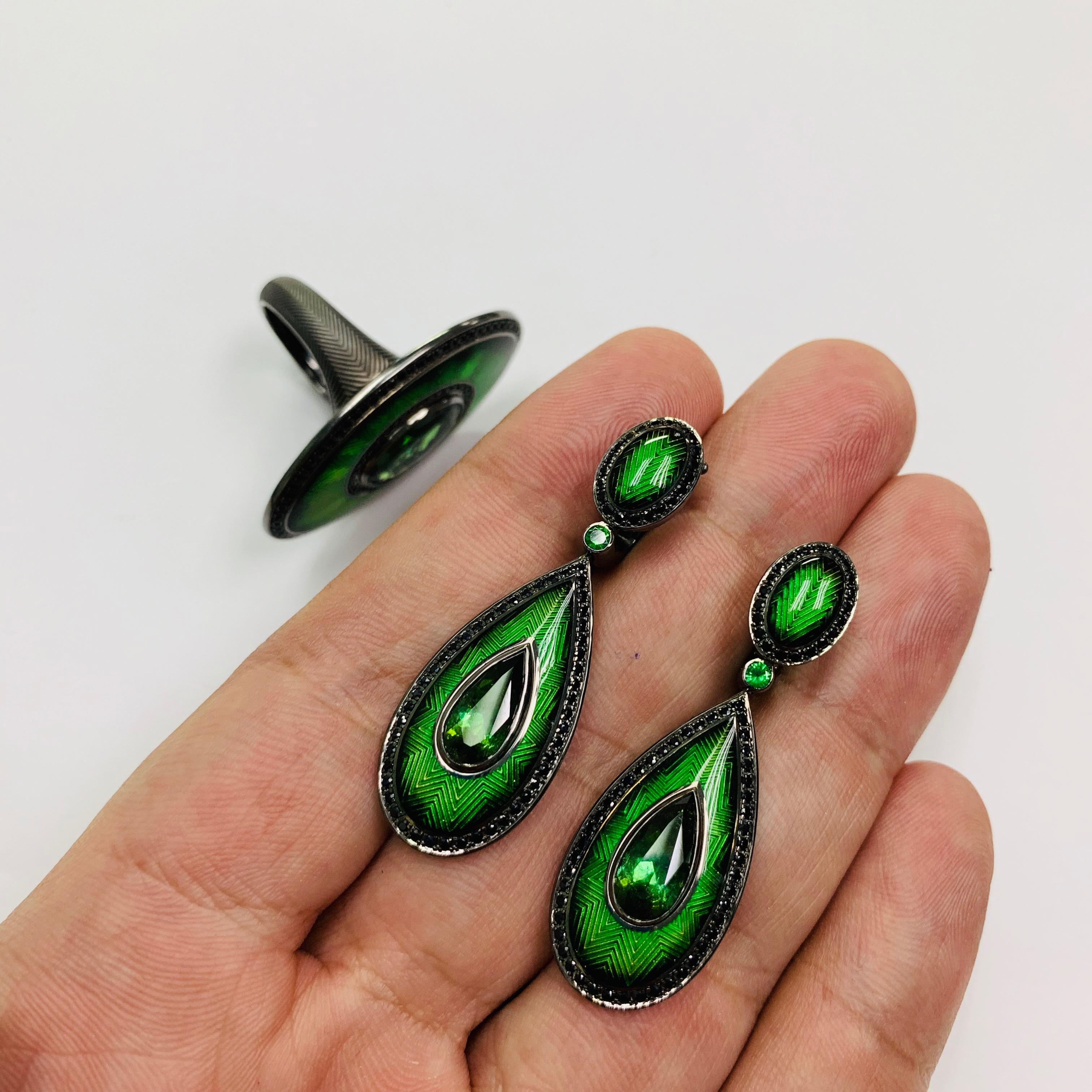 Grüner grüner Turmalin 3,64 Karat Schwarzer Saphir 18 Karat Schwarzgold Emaille-Ohrringe im Angebot 2