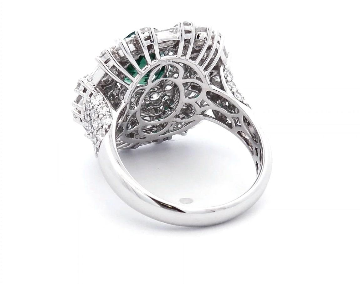 Lusso, al giusto prezzo

Questo anello unico ha un peso totale di 4,63 carati. La pietra centrale è una tormalina verde taglio ovale del peso di 1,86 carati. A circondare la tormalina verde ci sono 2,27 carati di diamanti a taglio rotondo e 0,50