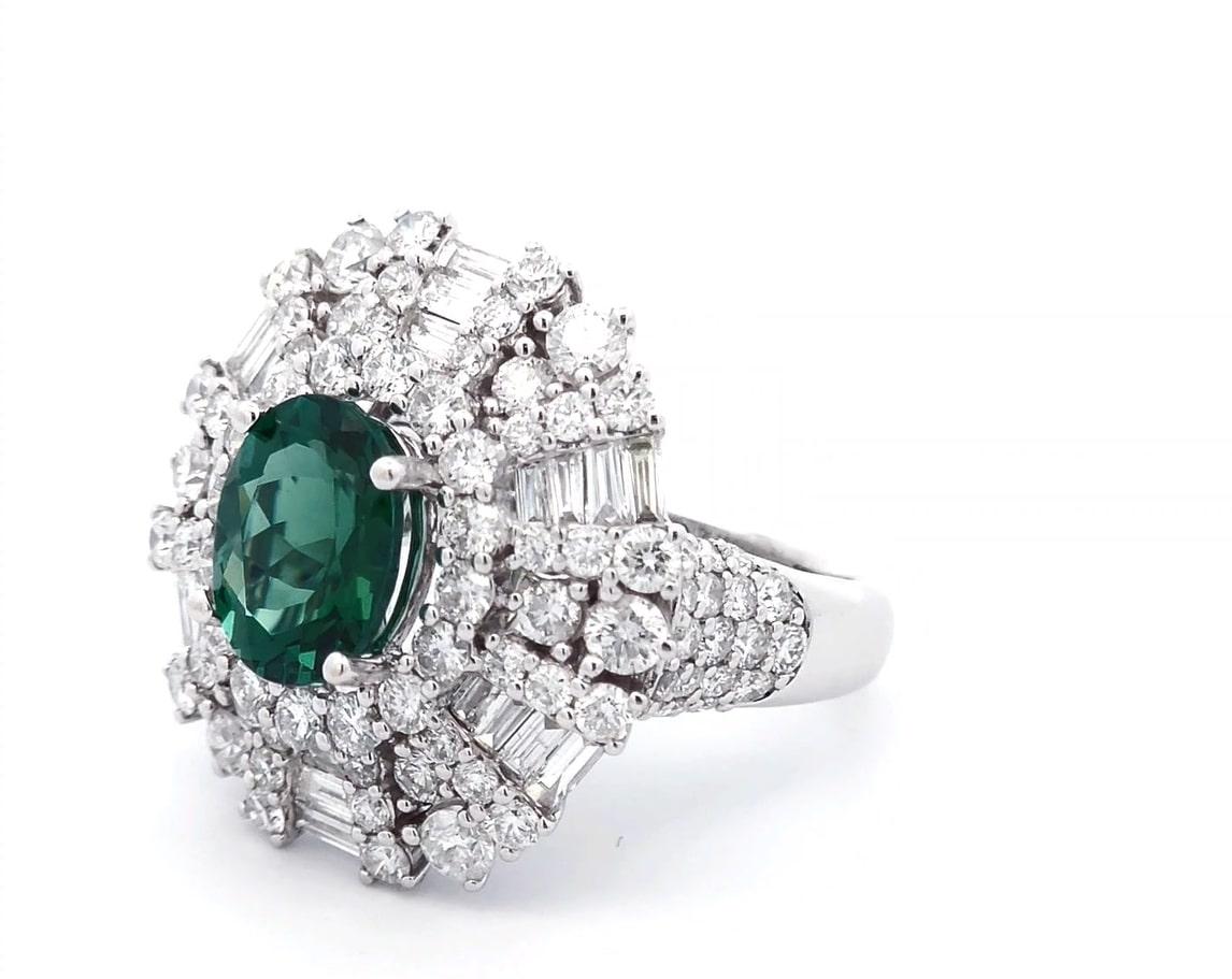 Taglio ovale Anello con tormalina verde da 4 carati in oro 18 carati in vendita