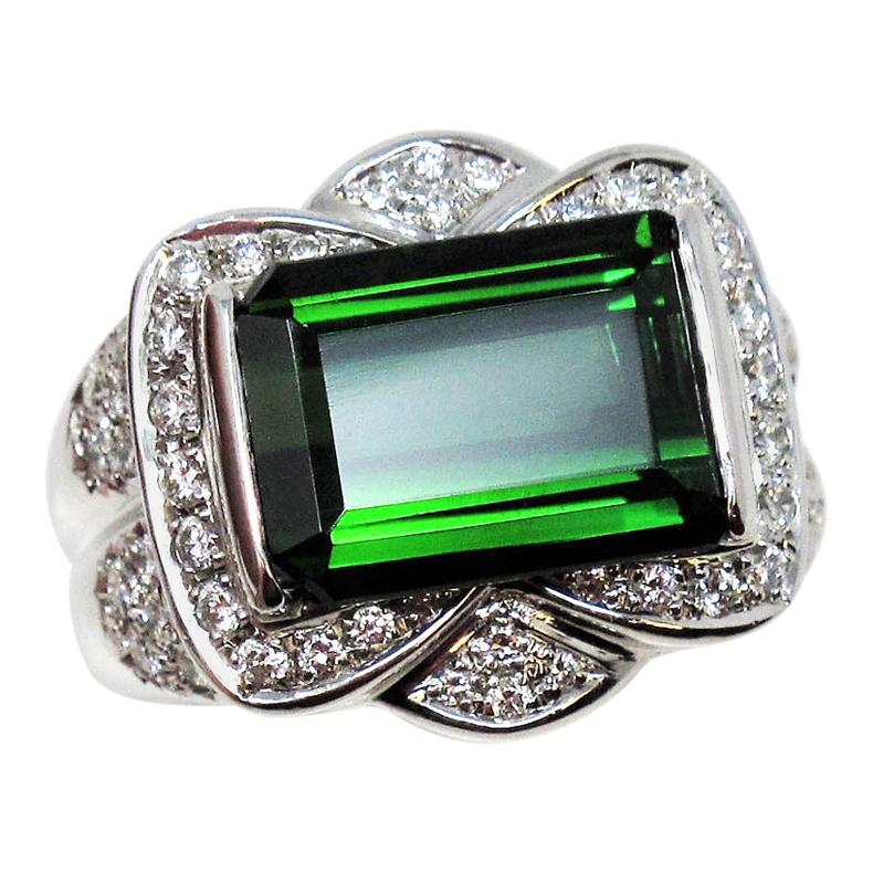 Bague en platine avec tourmaline verte taille émeraude de 7,36 carats et diamants pavés