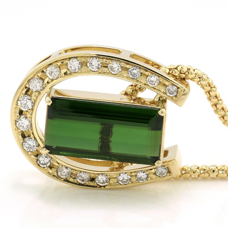 Pendentif avec une tourmaline verte d'environ 7,64 carats, en taille émeraude rectangulaire élancée, présentant une couleur vert mousse en qualité 