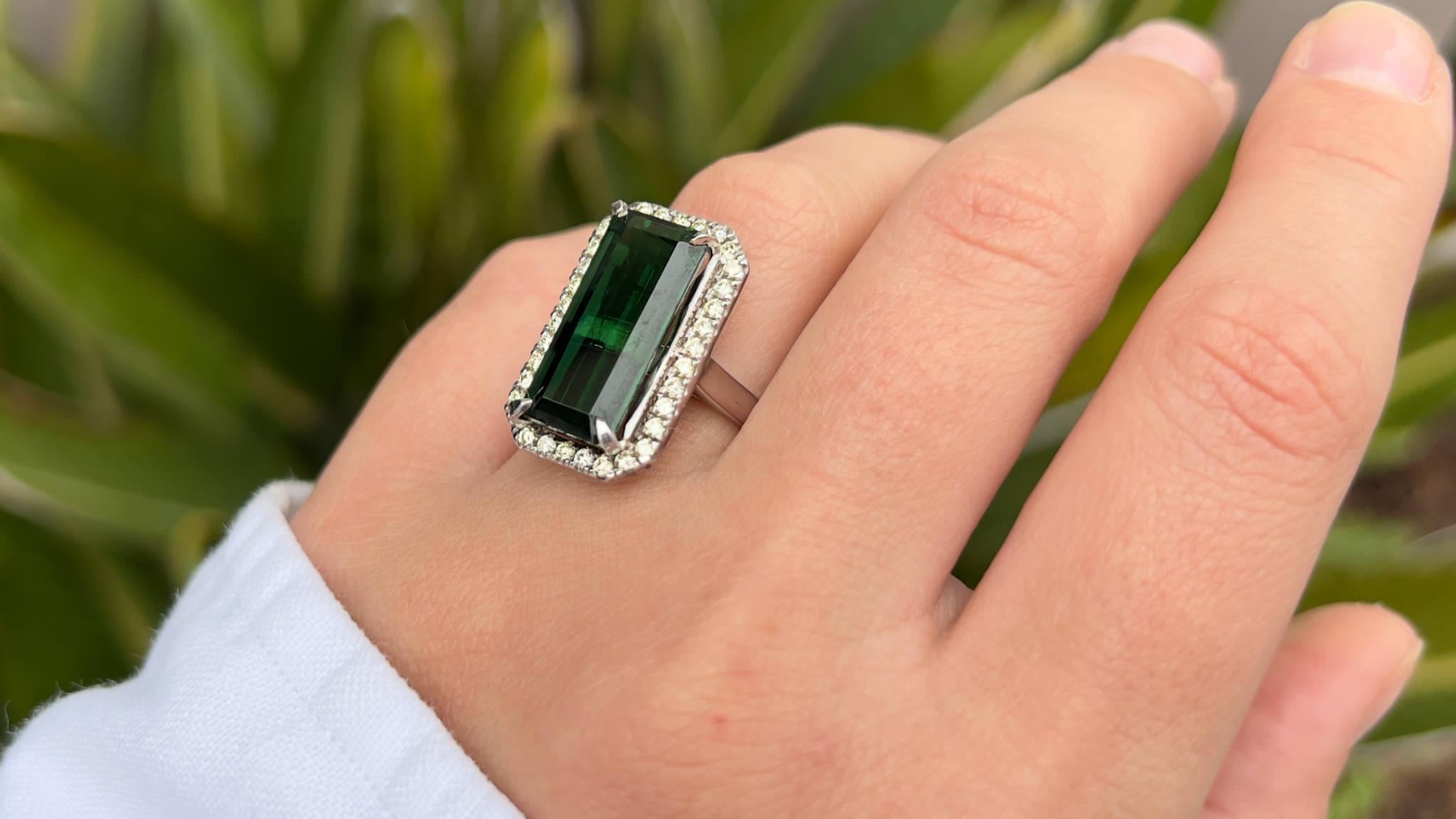 Bague en or 18 carats avec tourmaline verte de 8 carats et diamants Excellent état - En vente à Carlsbad, CA