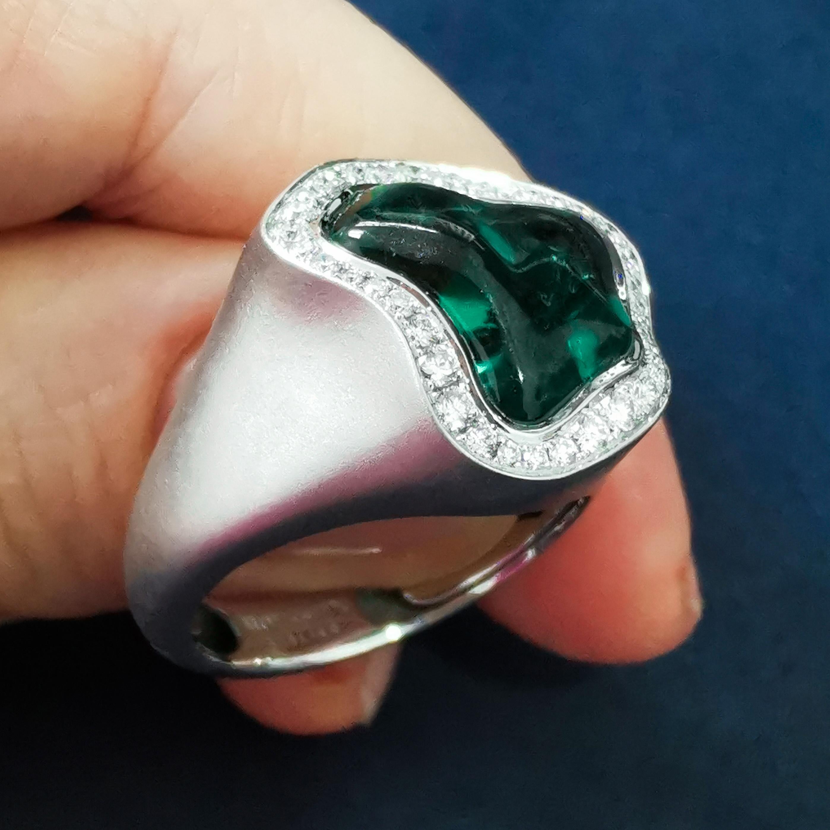 Spectrum-Ring aus 18 Karat Weiß-Weiß- Mattgold mit grünem Turmalin 8,54 Karat Diamanten (Kegel-Cabochon)