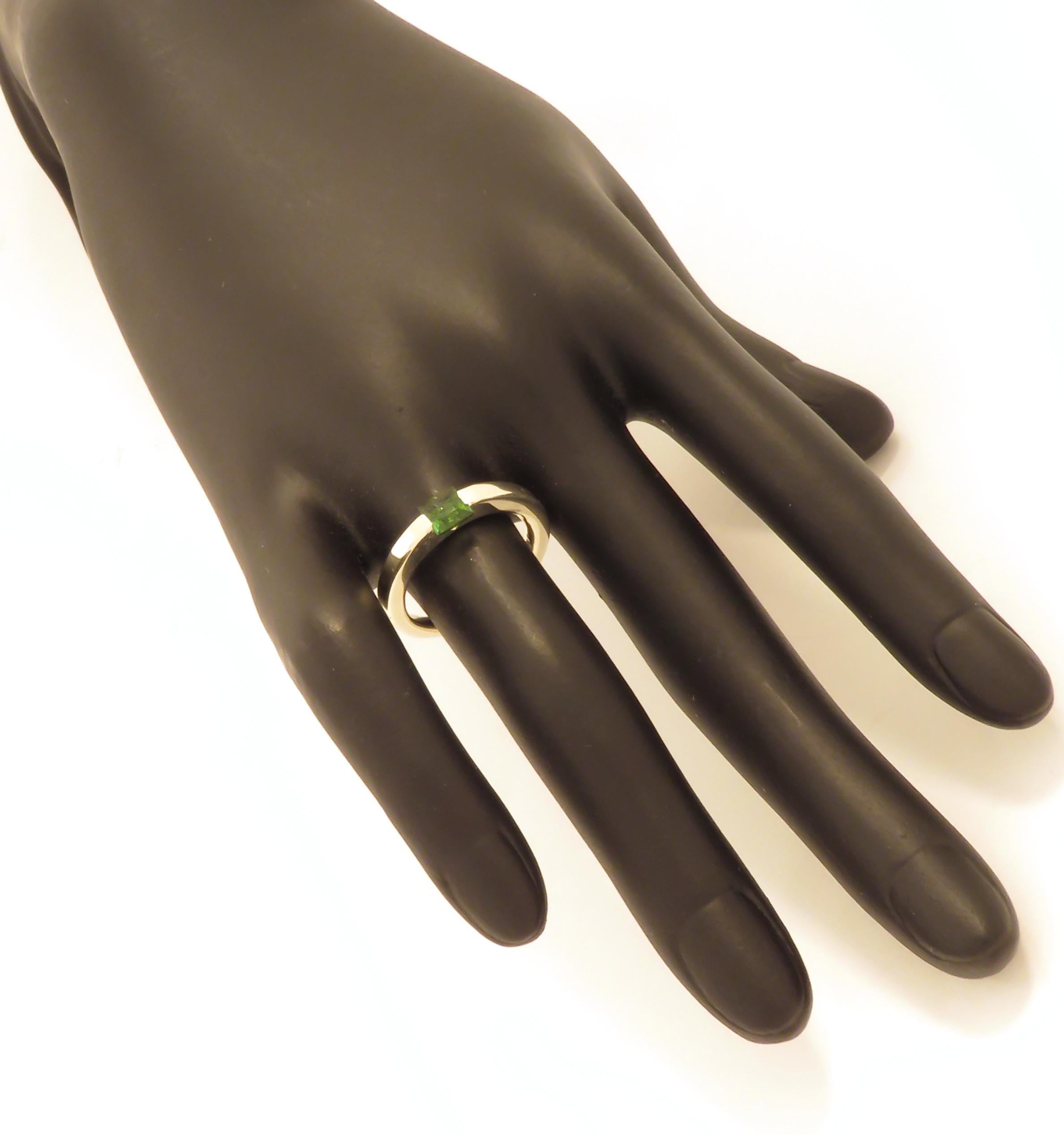 Modern Green Tourmaline 9 Karat White Gold Band Ring Handcrafted in Italy For Sale