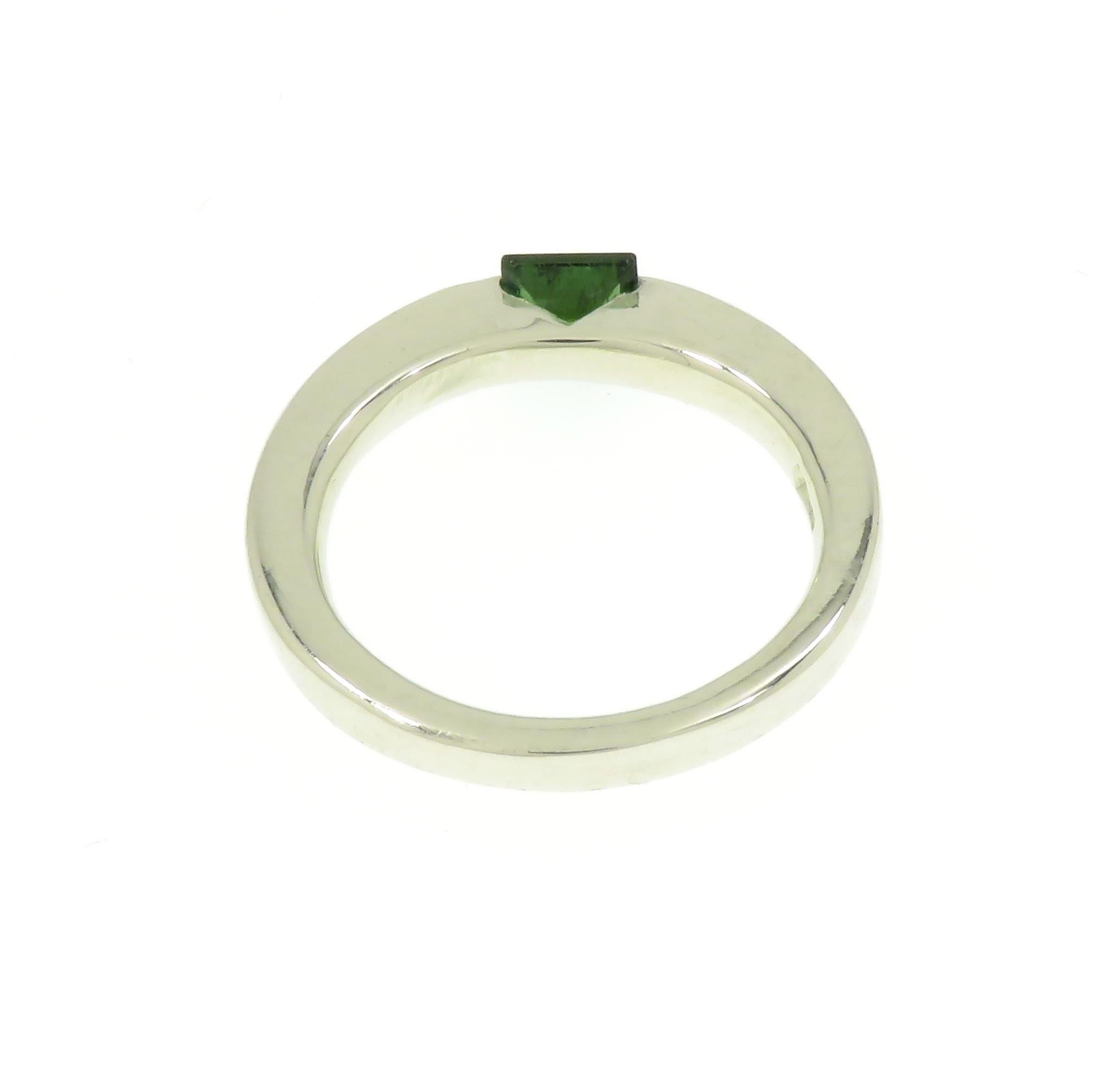 Square Cut Green Tourmaline 9 Karat White Gold Band Ring Handcrafted in Italy For Sale