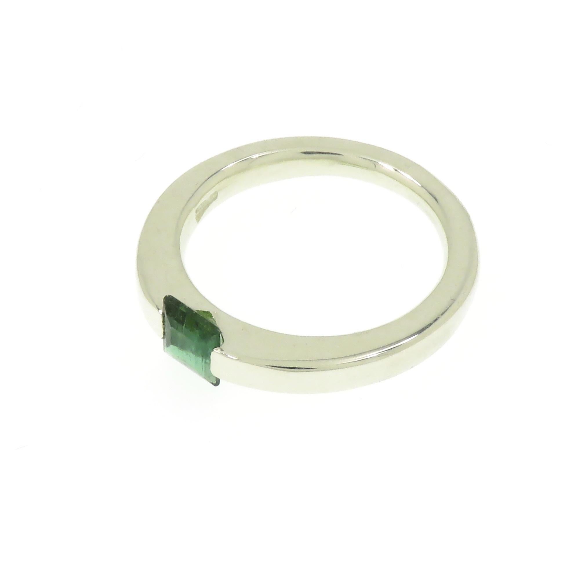 Green Tourmaline 9 Karat White Gold Band Ring Handcrafted in Italy In New Condition For Sale In Milano, IT
