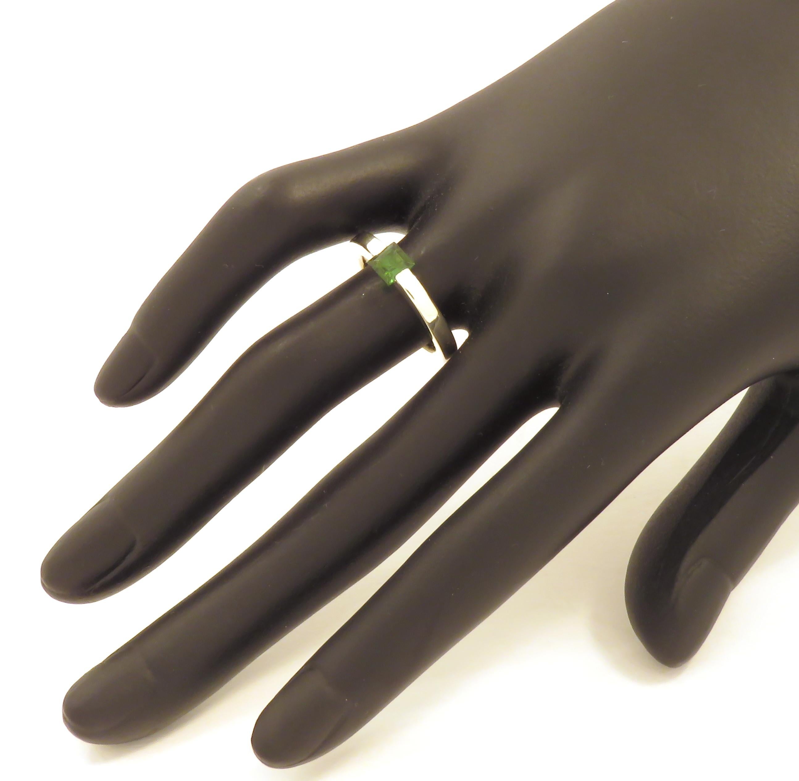 Women's Green Tourmaline 9 Karat White Gold Band Ring Handcrafted in Italy For Sale