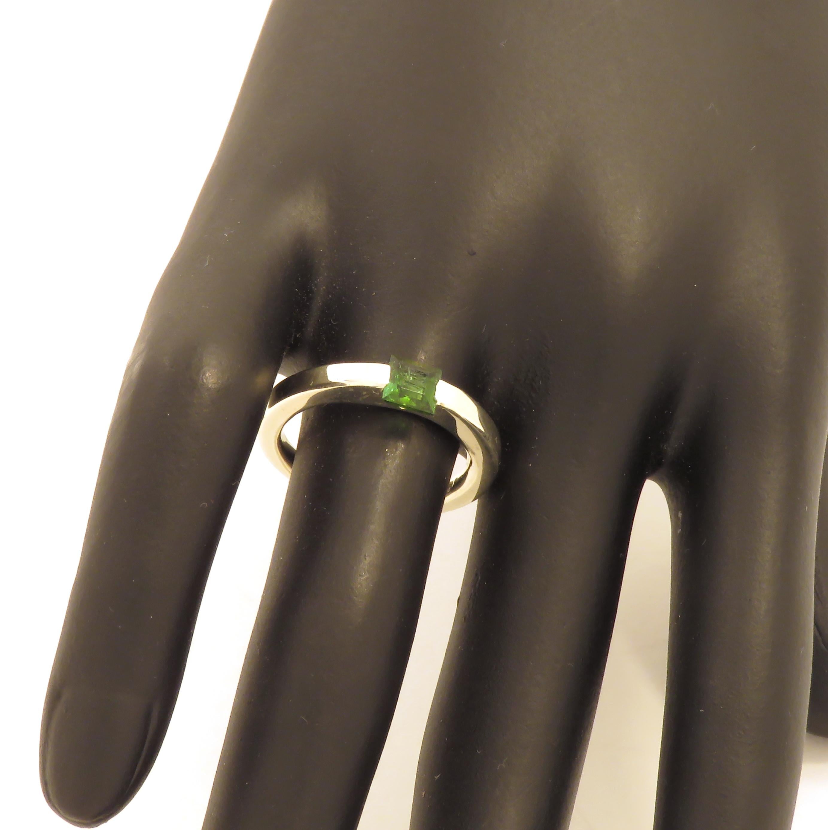 Green Tourmaline 9 Karat White Gold Band Ring Handcrafted in Italy For Sale 1