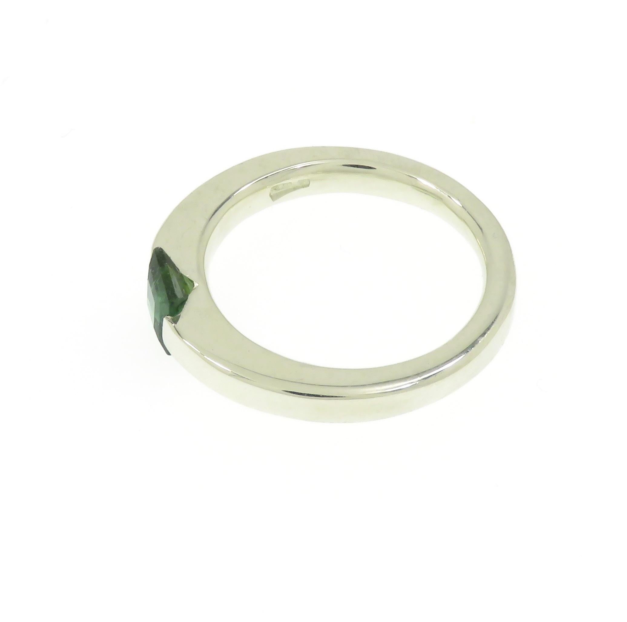 Green Tourmaline 9 Karat White Gold Band Ring Handcrafted in Italy For Sale 2