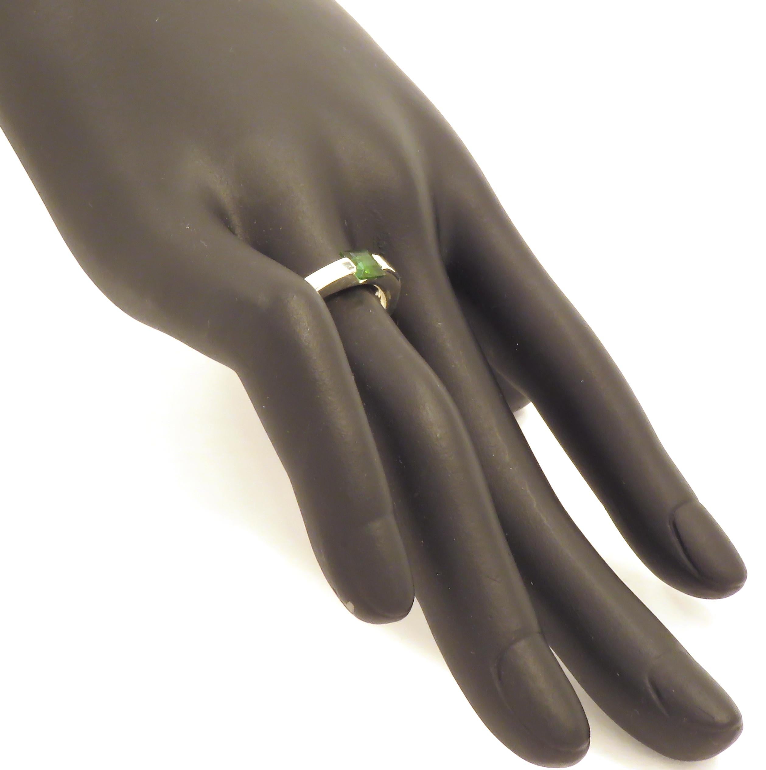 Green Tourmaline 9 Karat White Gold Band Ring Handcrafted in Italy For Sale 3