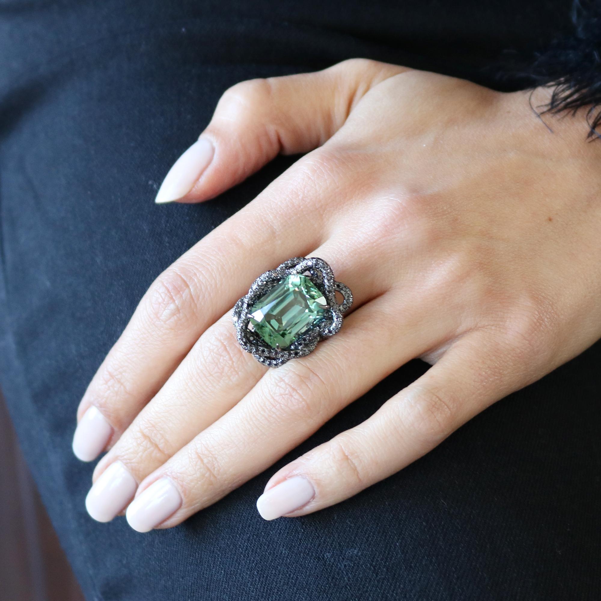 Green Tourmaline and Black Diamond Ring in 18 Karat White Gold Black Rhodium (Zeitgenössisch) im Angebot