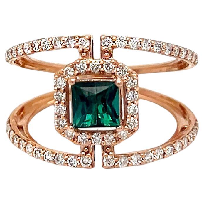 Anillo moderno de oro rosa de 14k con turmalina verde y diamantes