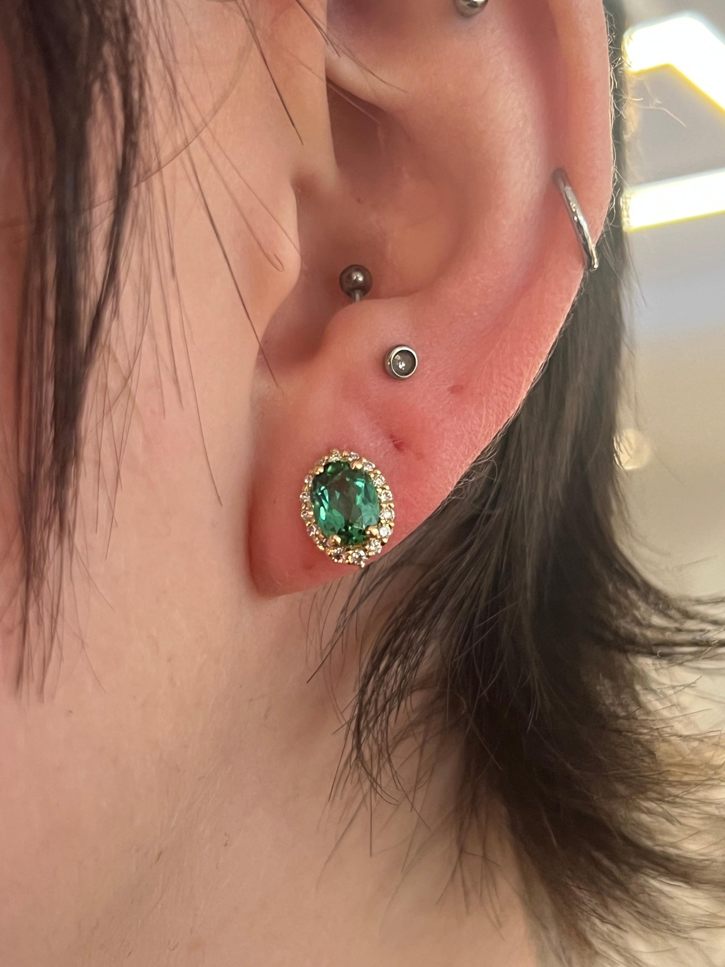 Tourmaline verte et  Boucles d'oreilles diamantées en or jaune 18 carats en vente 6