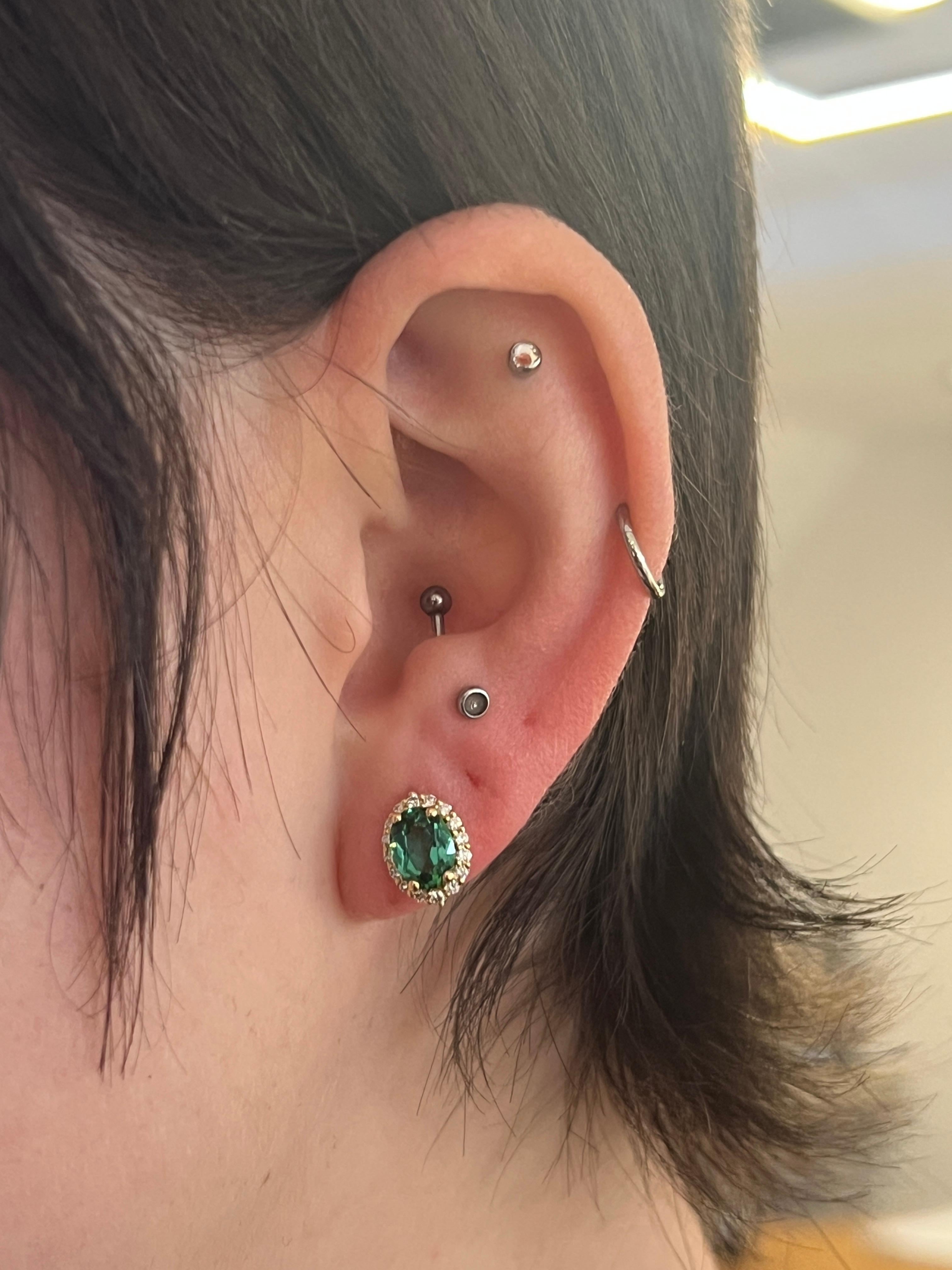 Tourmaline verte et  Boucles d'oreilles diamantées en or jaune 18 carats en vente 7
