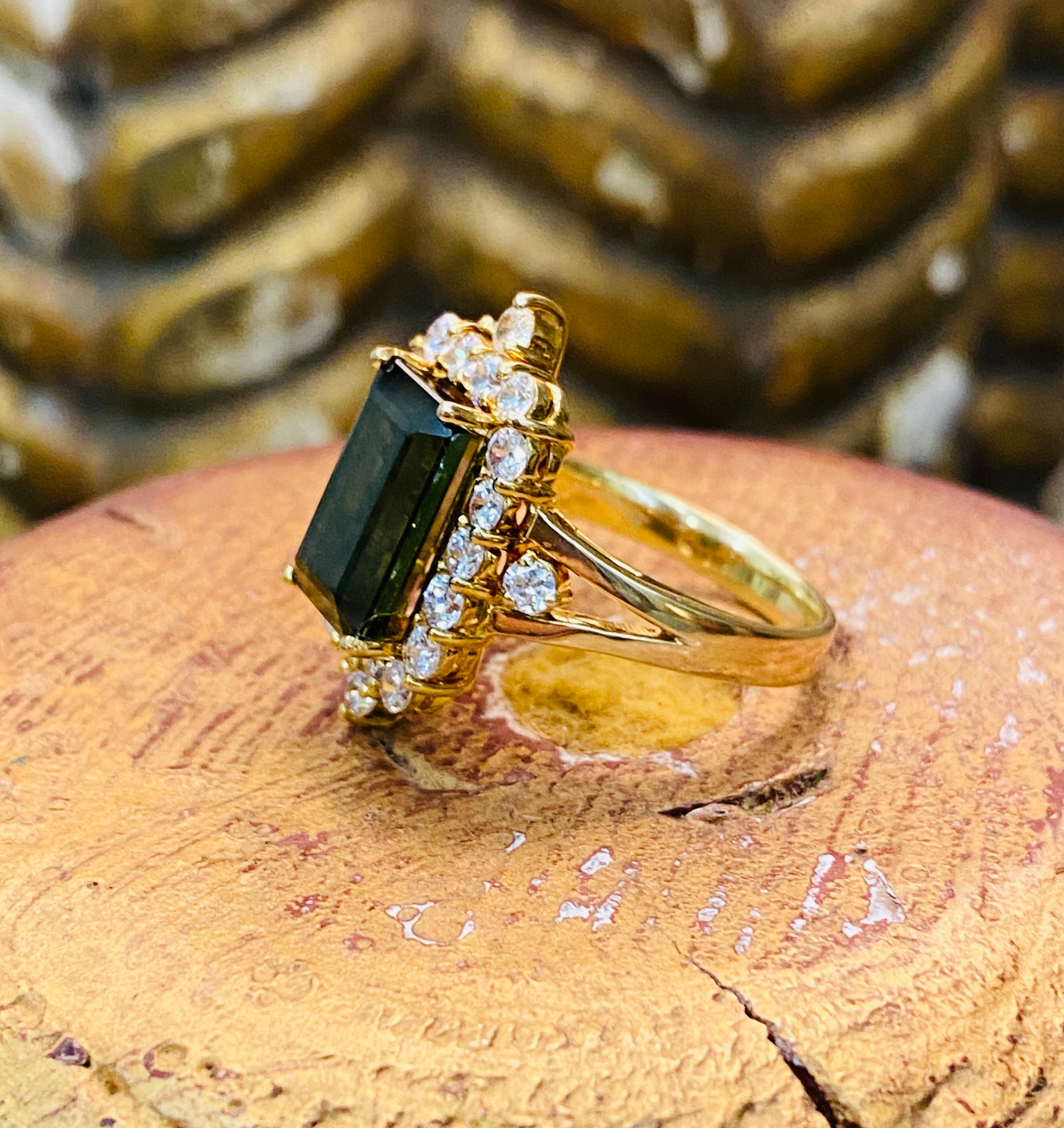 14k Gelbgold 3,25 Karat grüner Turmalin mit 1,32 Karat Gesamtgewicht G Vs runden Brillanten. 5Dwt. Größe 8.75 US