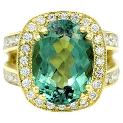 Cocktailring aus 18 Karat Gelbgold mit grünem Turmalin und Diamant-Halo mit geteiltem Schaft