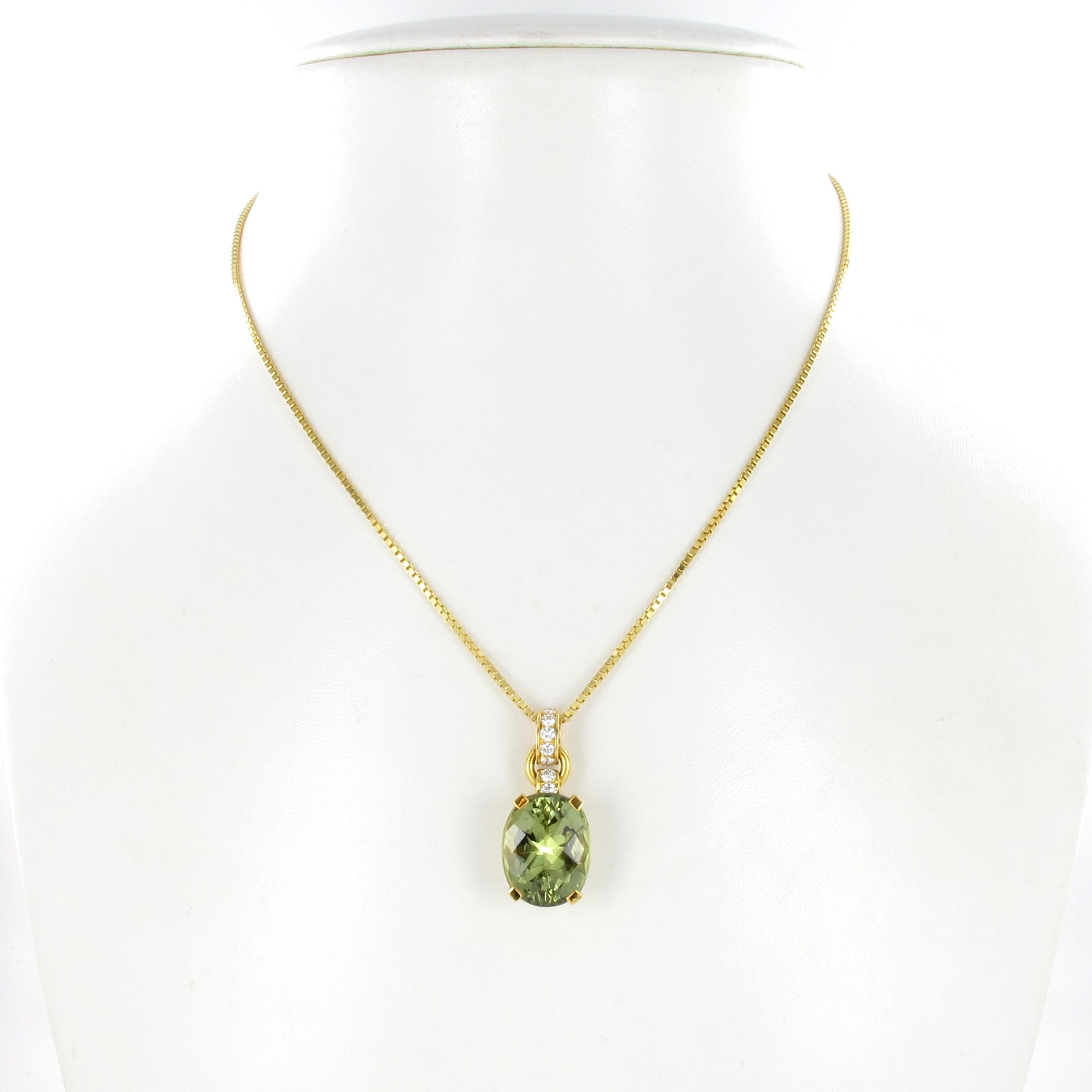 The pendant of this beautiful necklace is set with an intensely coloured, slightly yellowish green tourmaline of approx. 7.57 carats. Its oval checkerboard cut emphasises the vibrancy and fire of the tourmaline.
The mounting and the connecting