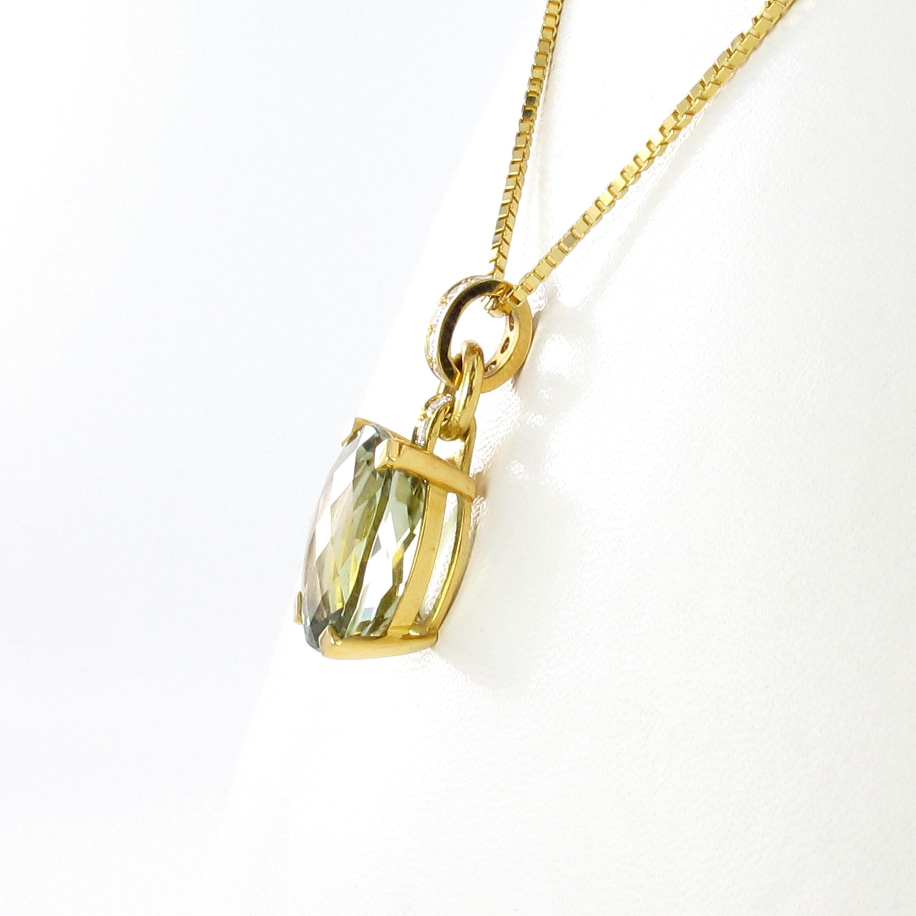 Green Tourmaline and Diamond Necklace in 18 Karat Yellow Gold In Excellent Condition For Sale In Lucerne, CH