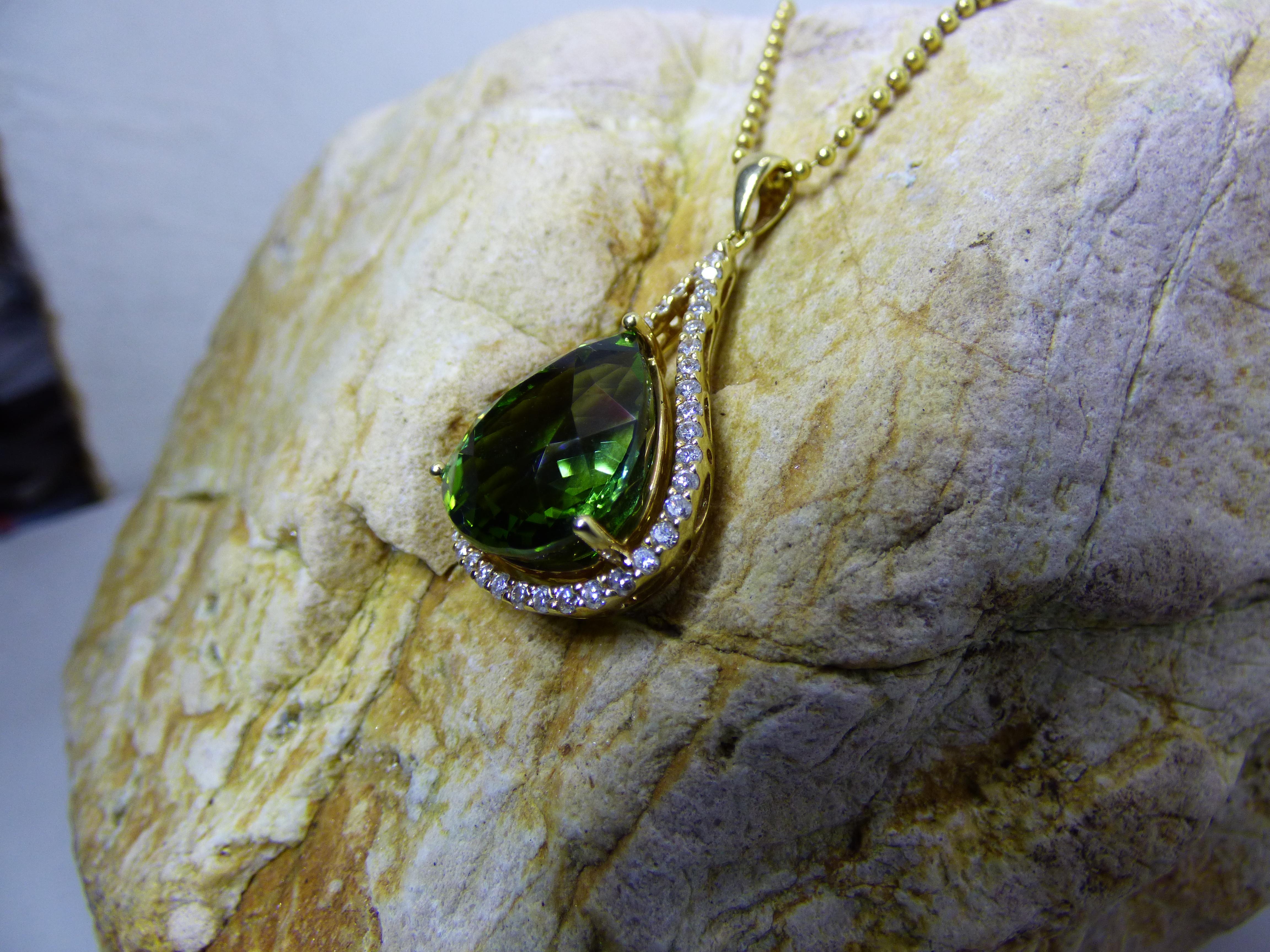 Green Tourmaline (17.82ct.) and Diamond Pendant in 18ct. Yellow Gold In New Condition For Sale In Dublin, IE