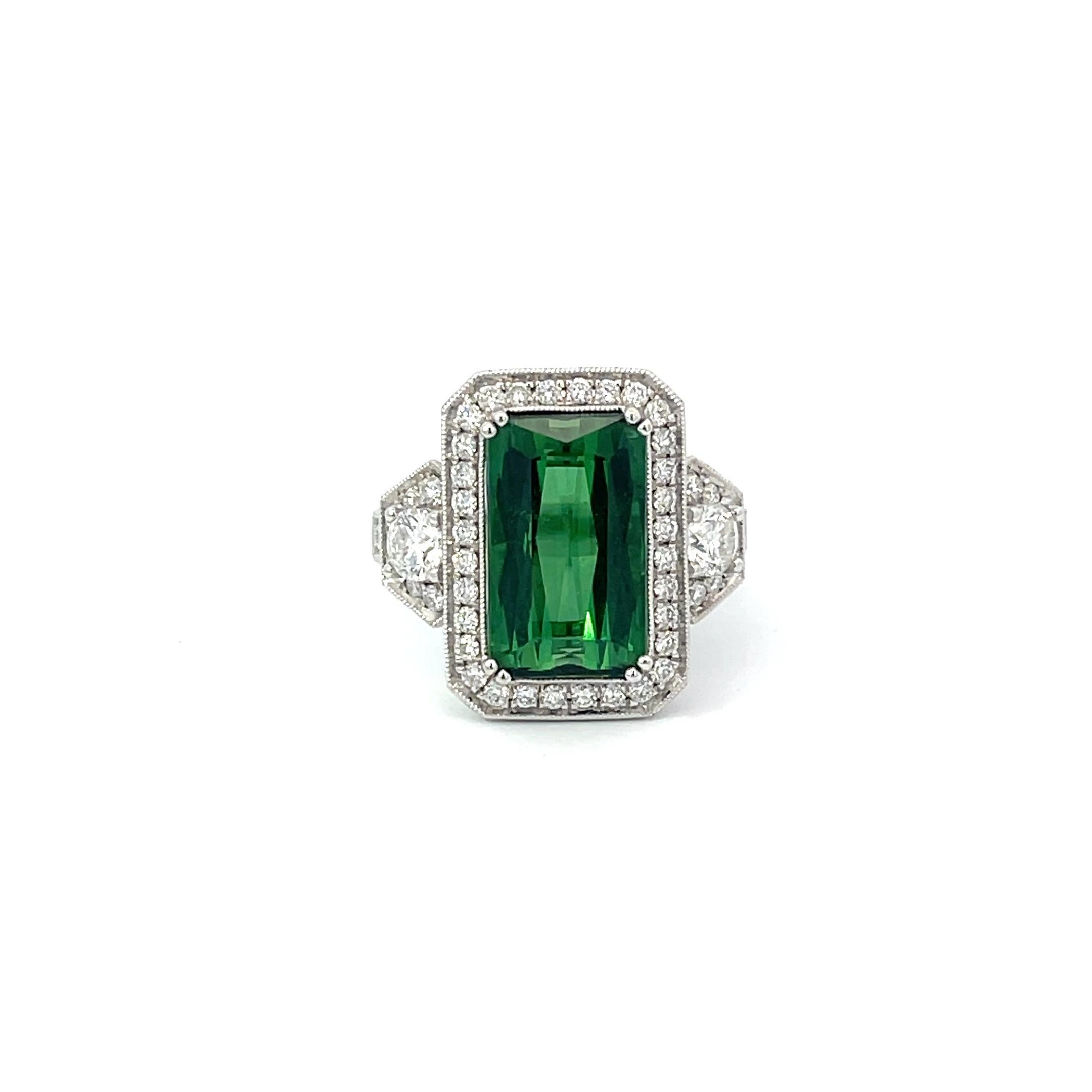 Anillo de turmalina verde y diamantes en oro blanco de 18 quilates de Siera. El anillo incluye una turmalina verde talla esmeralda de 6,60 ct acentuada por 1,88 ctw de diamantes redondos. Talla 6.75.
8,4 gramos
Turmalina de aproximadamente 13,75 mm
