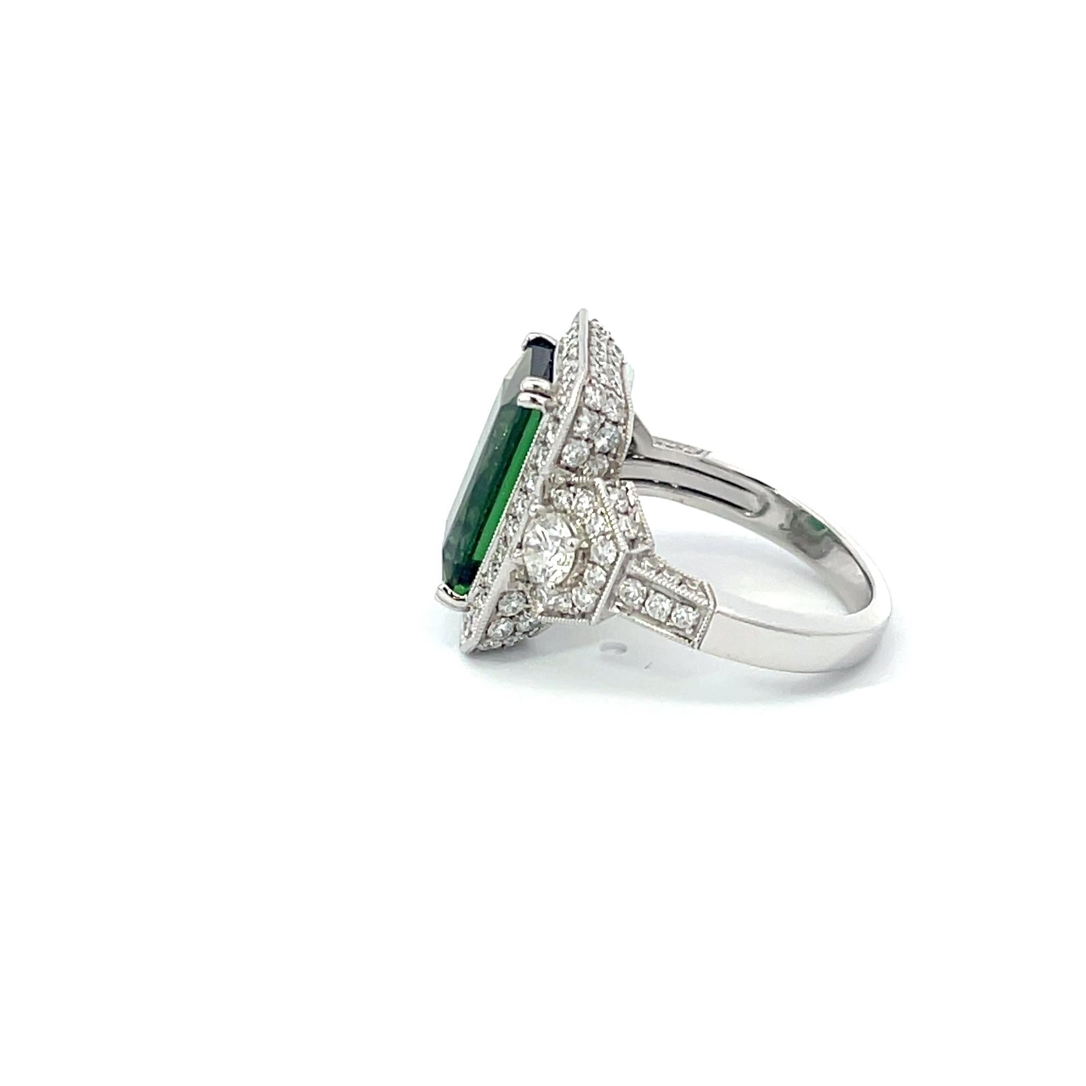 Anillo de turmalina verde y diamantes de oro blanco de 18 quilates de Siera Corte esmeralda en venta