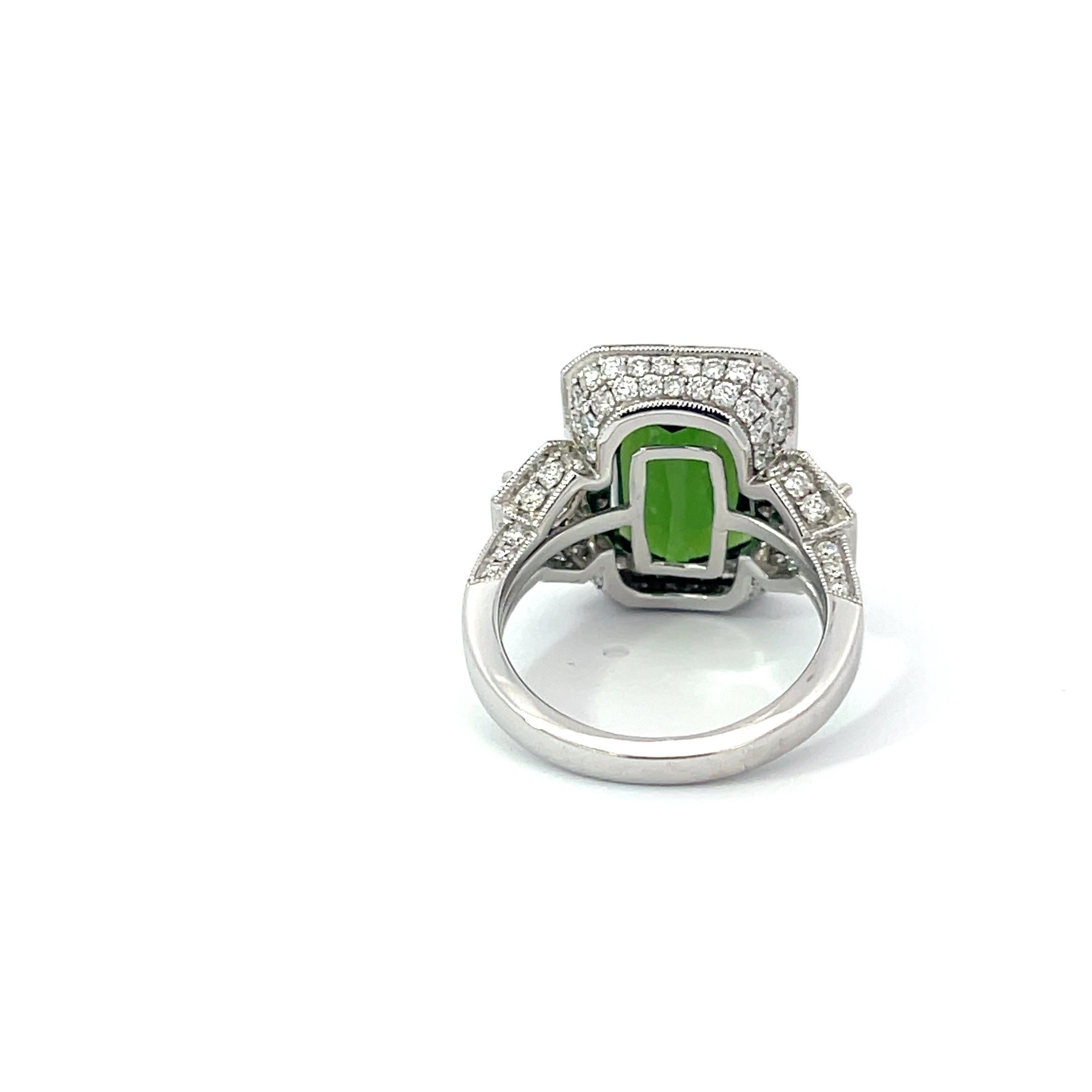 Anillo de turmalina verde y diamantes de oro blanco de 18 quilates de Siera en Excelente estado para la venta en Dallas, TX