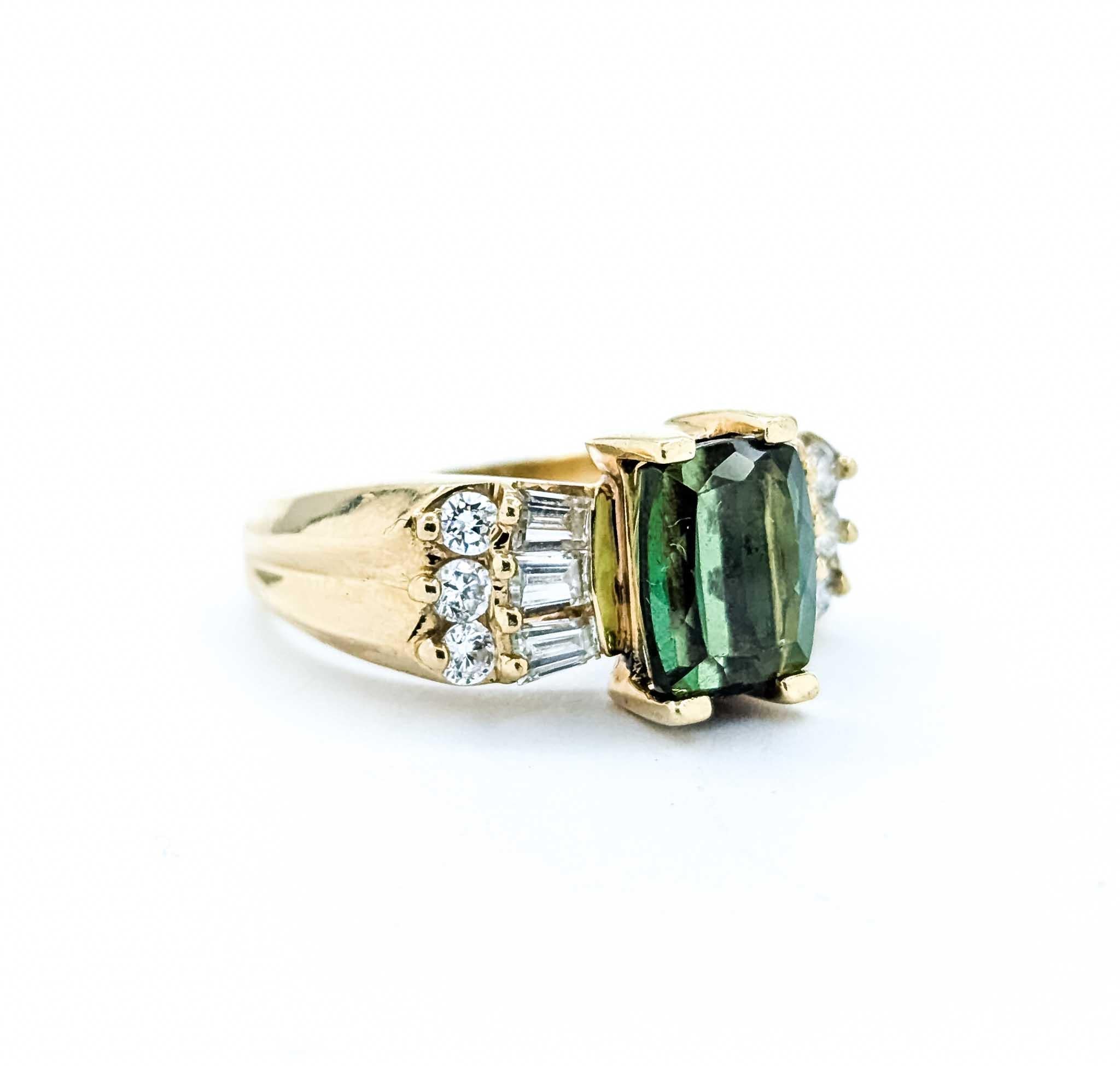 Anello con tormalina verde e diamanti in oro giallo 14K

Ti presentiamo questo splendido anello con tormalina, realizzato in oro giallo 14k con un design squisito che cattura l'attenzione senza sforzo. L'anello presenta un'affascinante tormalina
