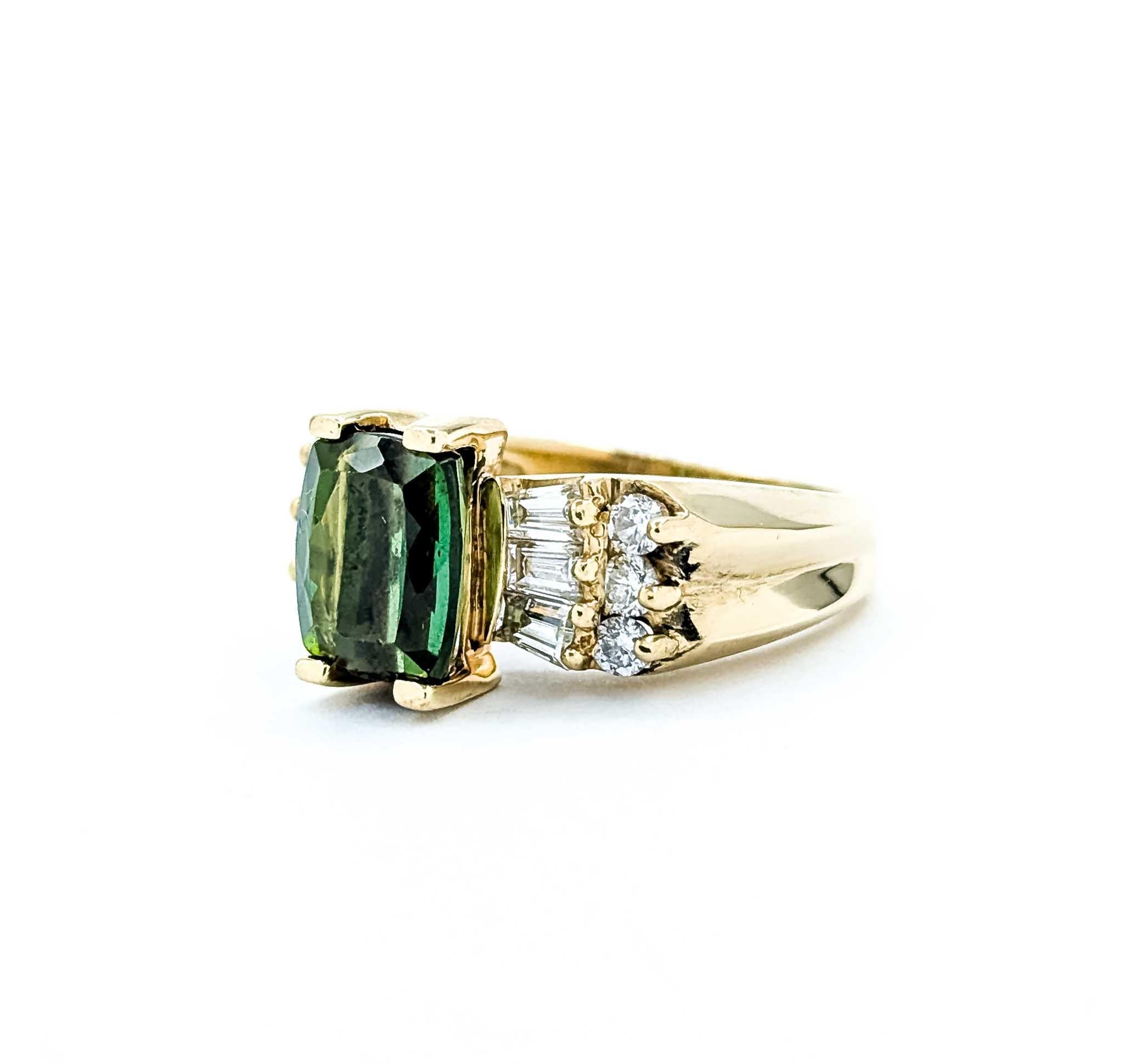 Contemporaneo Anello con tormalina verde e diamanti in oro giallo 14K in vendita