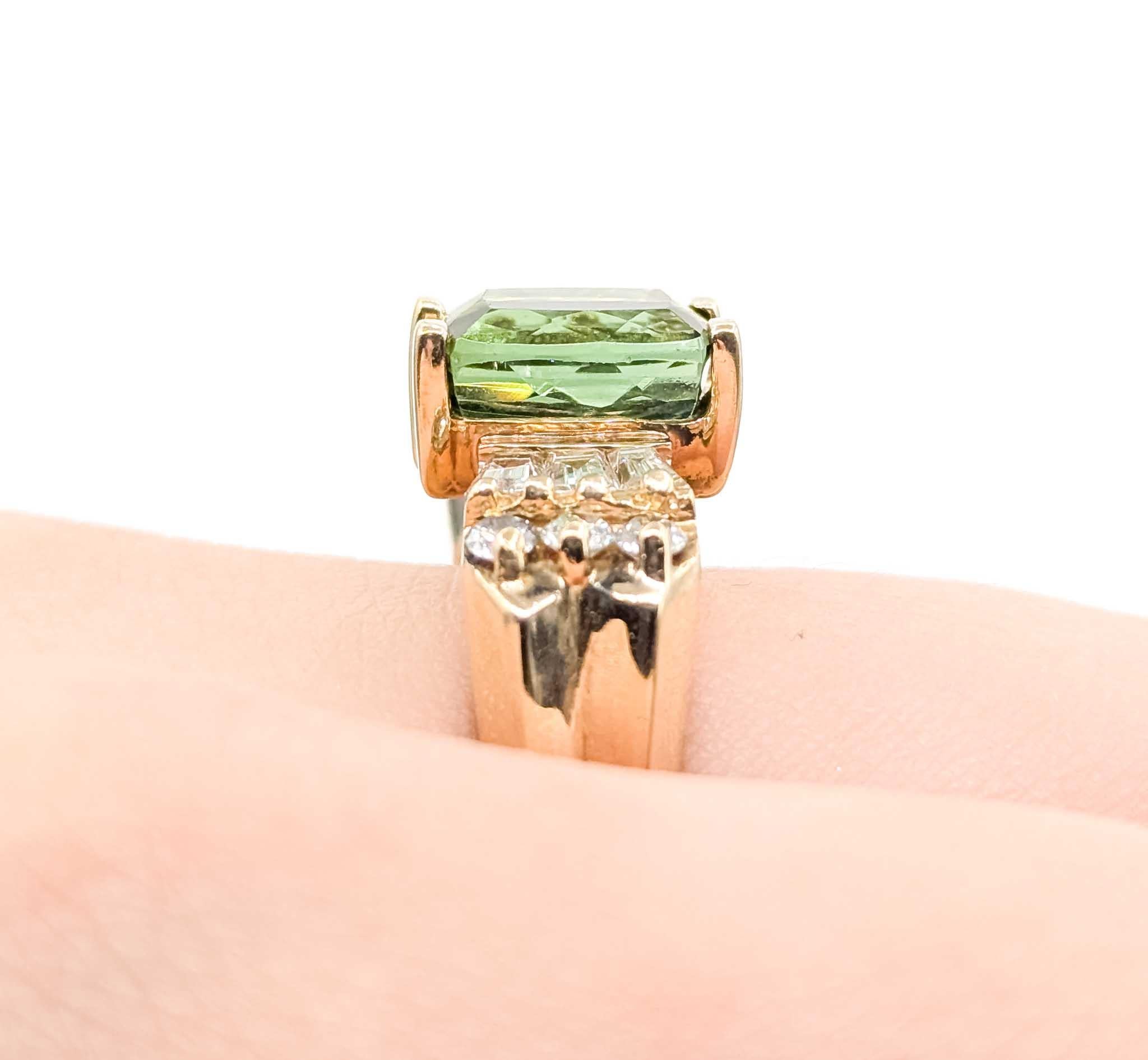 Taglio baguette Anello con tormalina verde e diamanti in oro giallo 14K in vendita