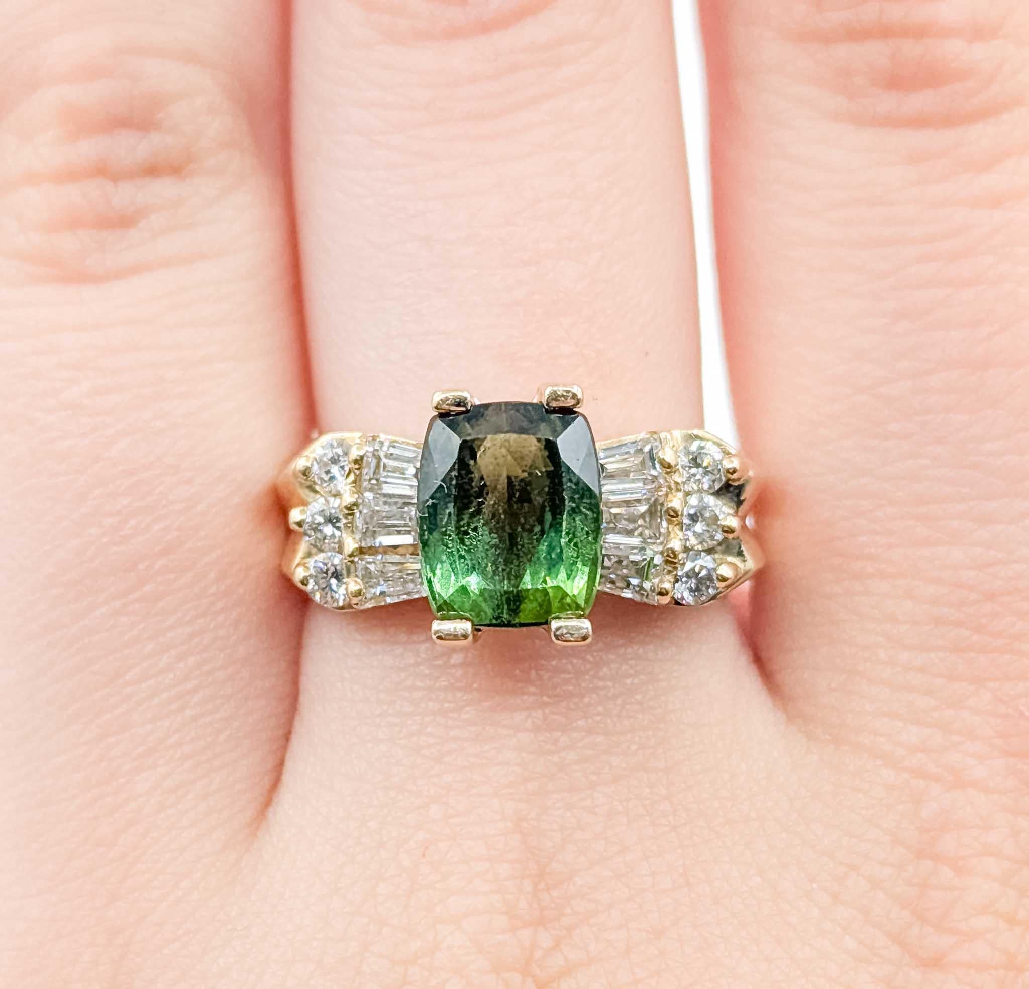 Donna Anello con tormalina verde e diamanti in oro giallo 14K in vendita
