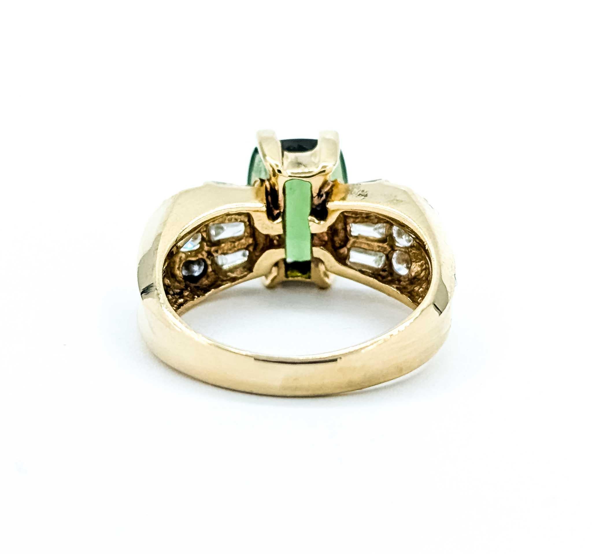Anello con tormalina verde e diamanti in oro giallo 14K in vendita 1