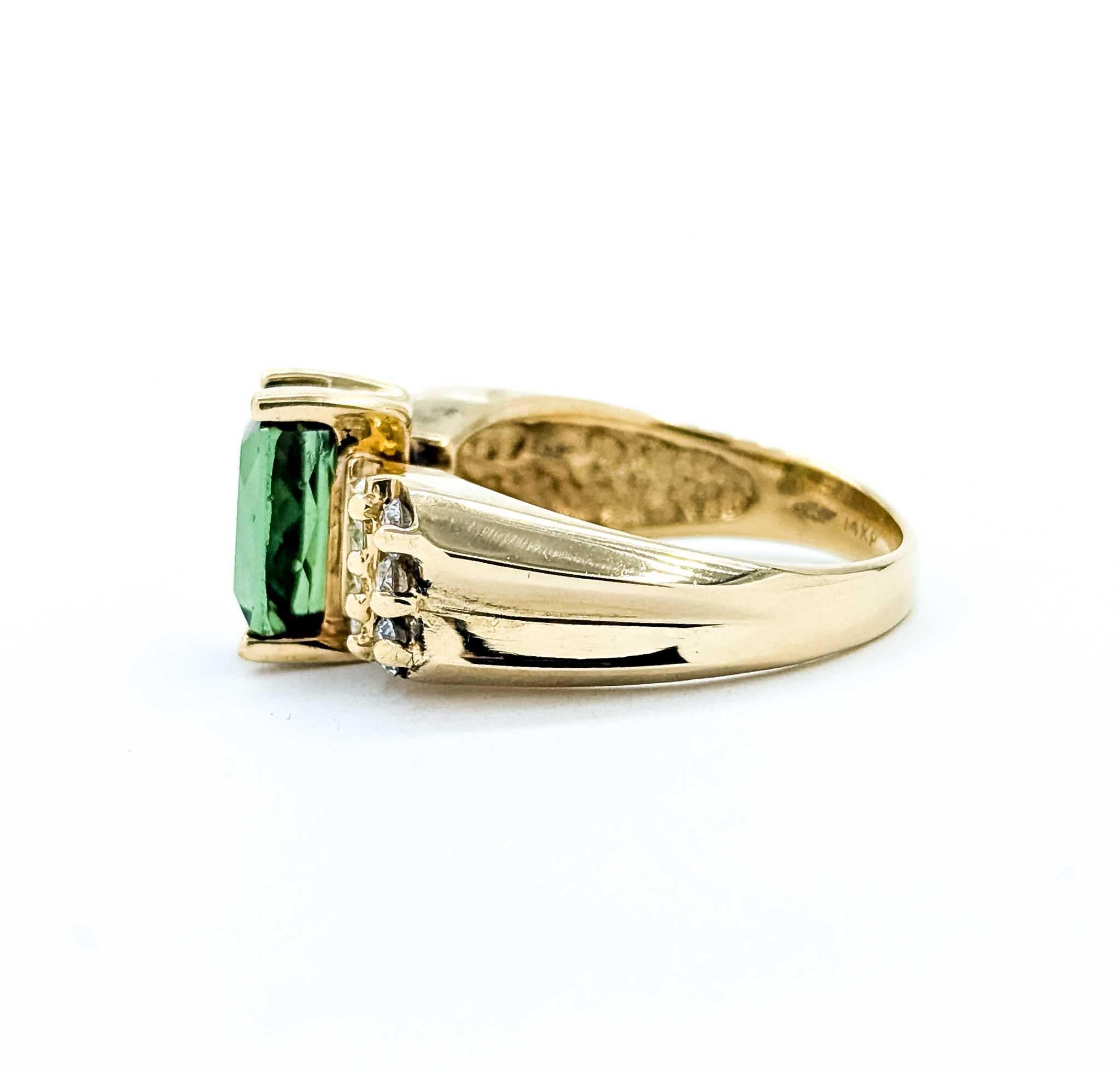 Anello con tormalina verde e diamanti in oro giallo 14K in vendita 2