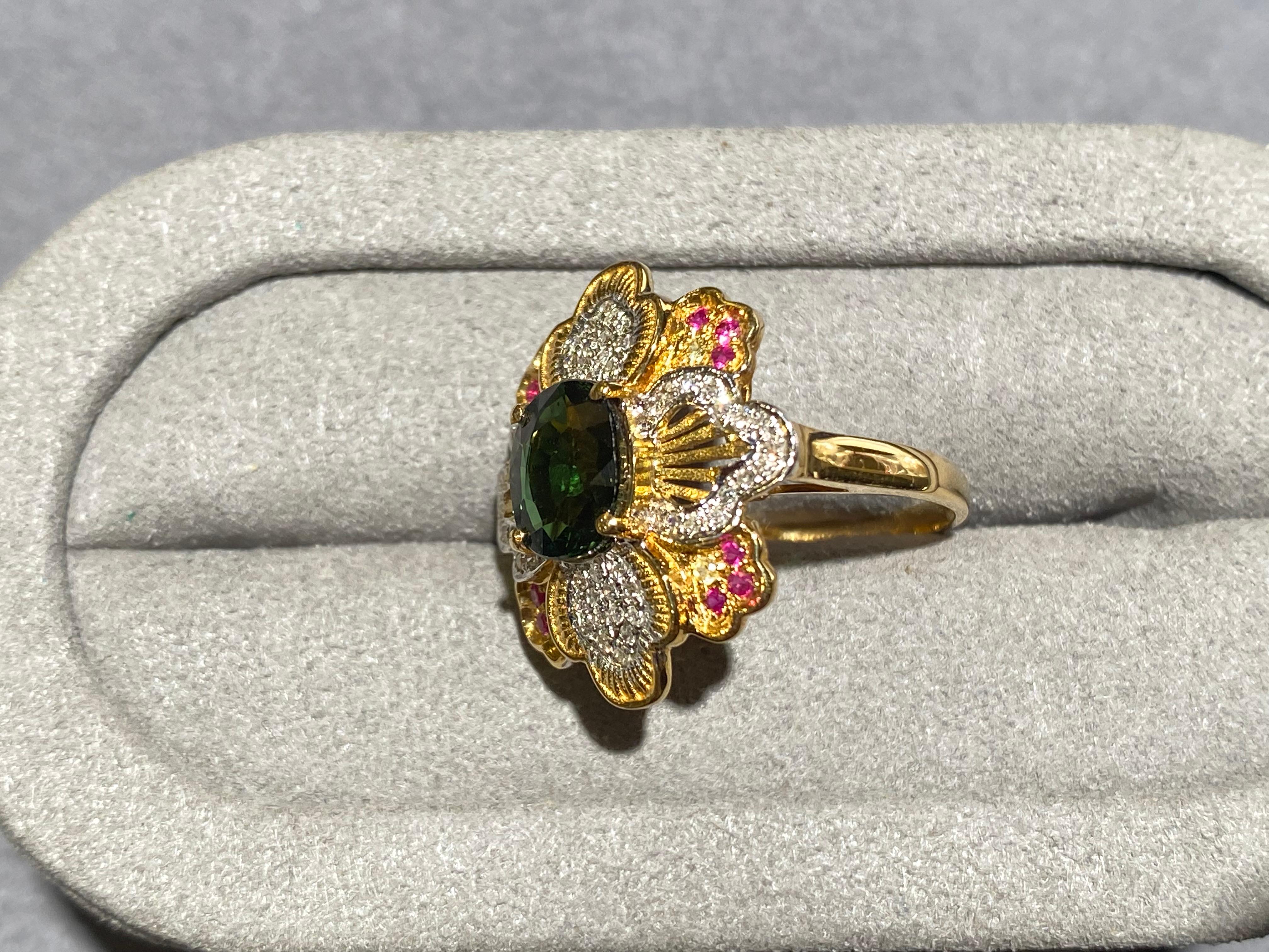 Contemporary Green Tourmaline and Diamond Ring in 18k Yellow Gold For Sale